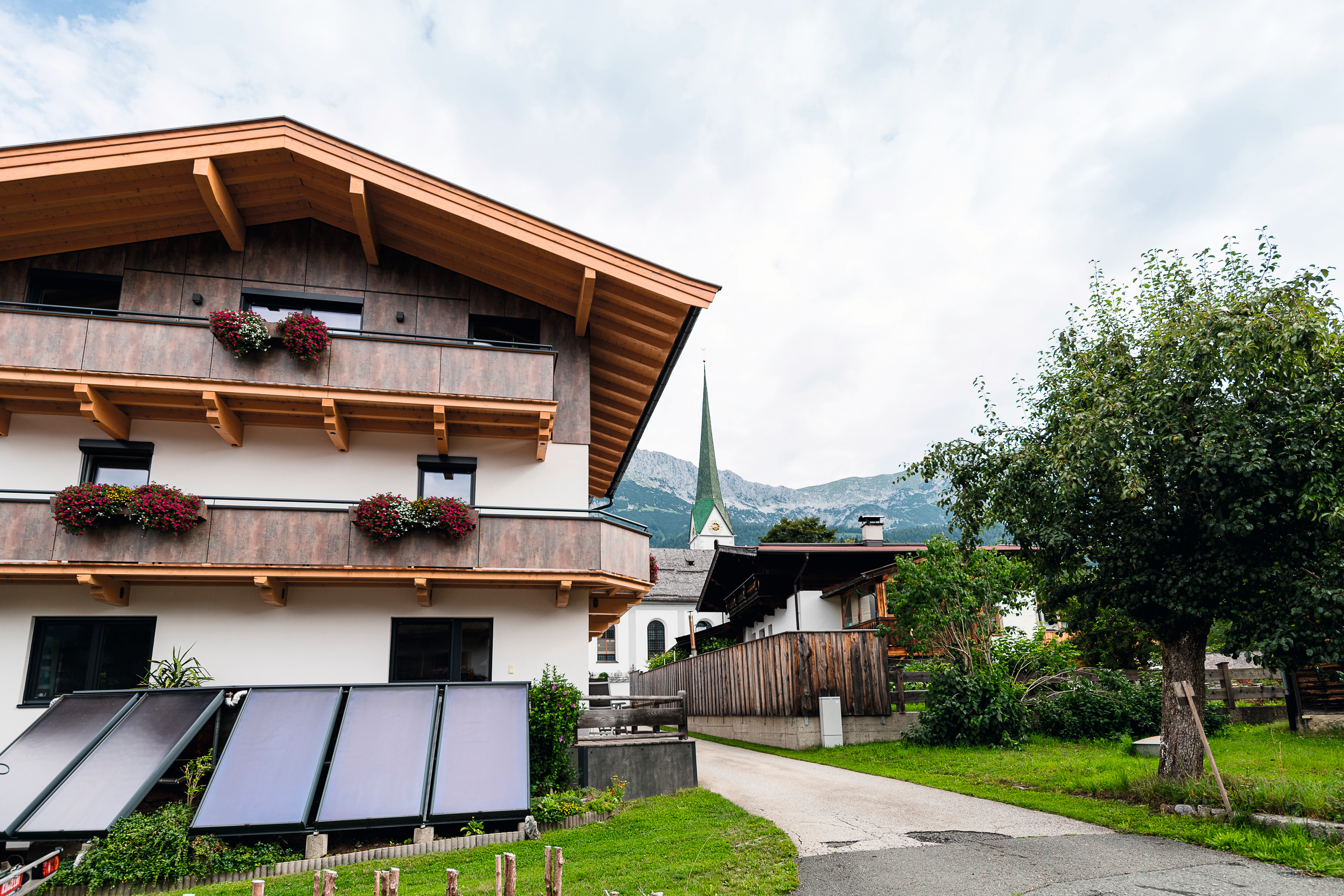 The finished building with a view of the Wilder Kaiser.