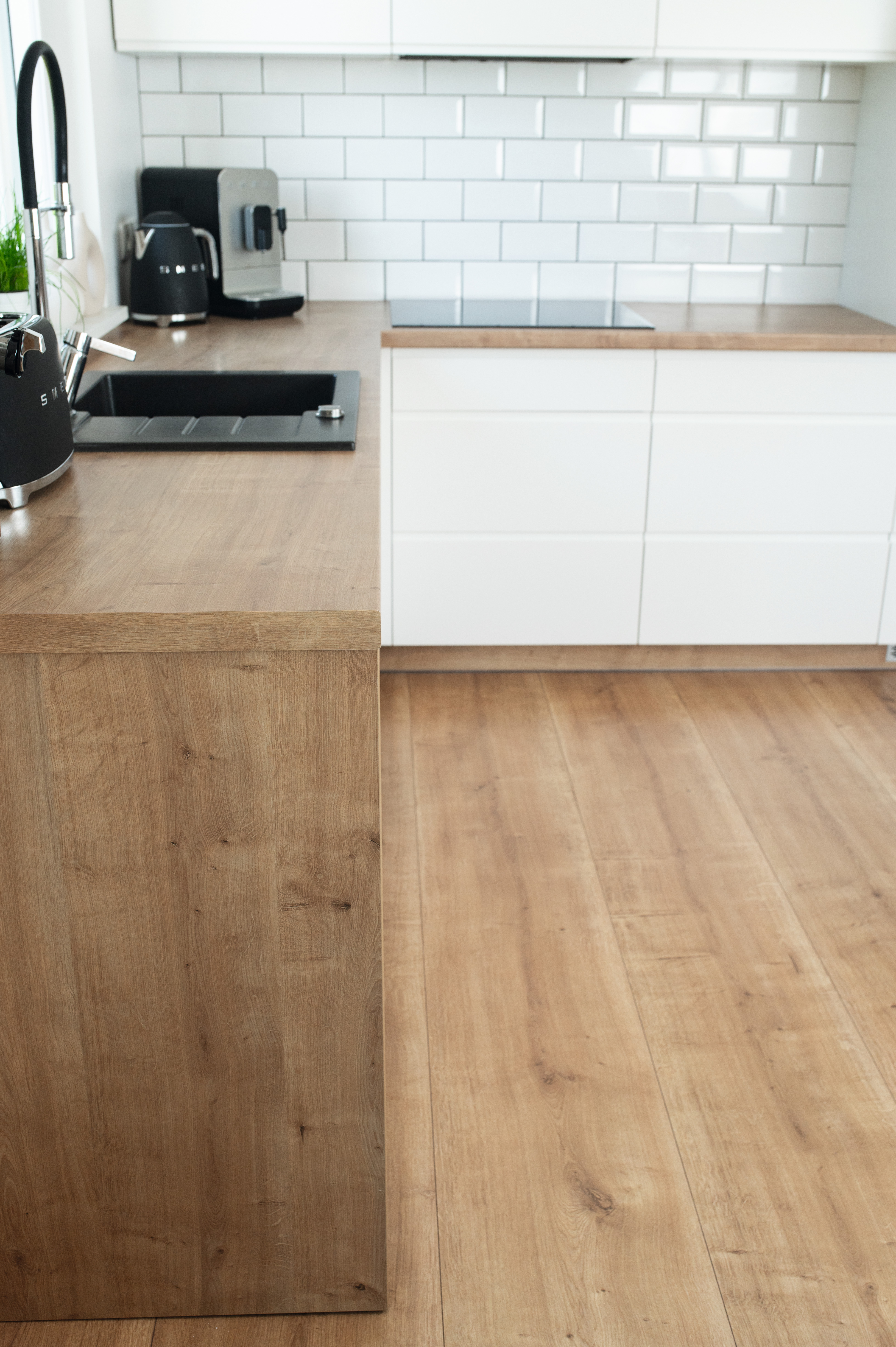 EGGER Interior Match: Arbeitsplatte und Laminatboden sind perfekt aufeinander abgestimmt.