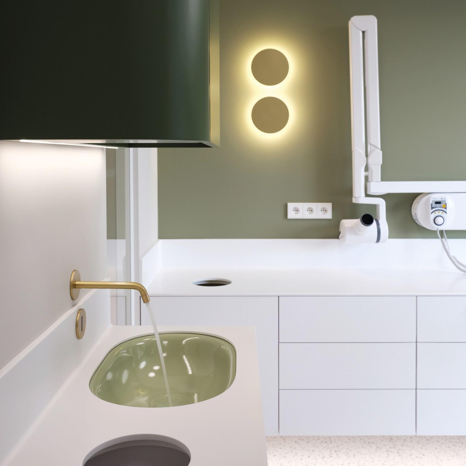 Salle de soins contemporaine dans un cabinet dentaire à Lyon, couleurs douces et ambiance apaisante