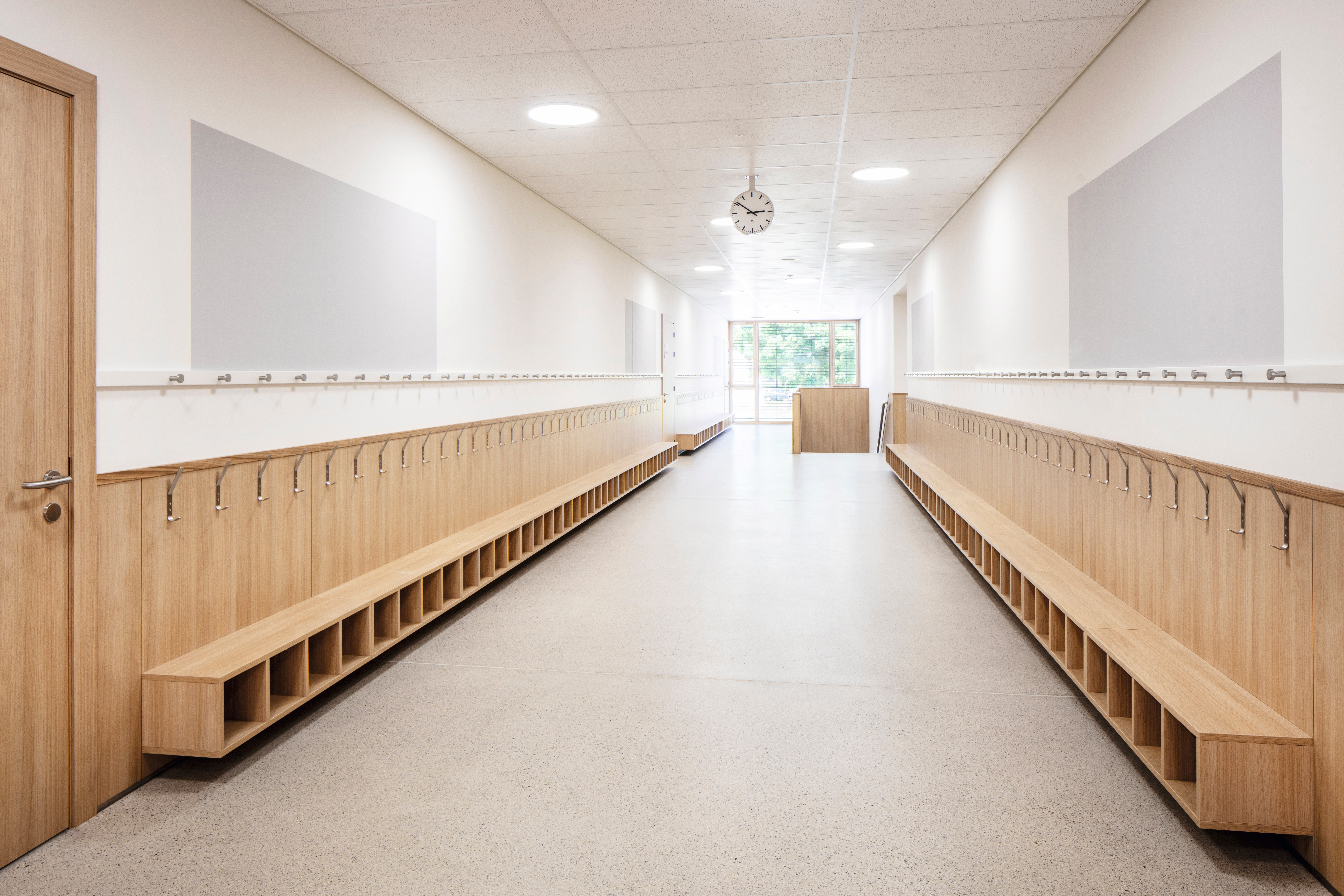 Eurodekor Flammex, wall cladding and cloakroom in a primary school