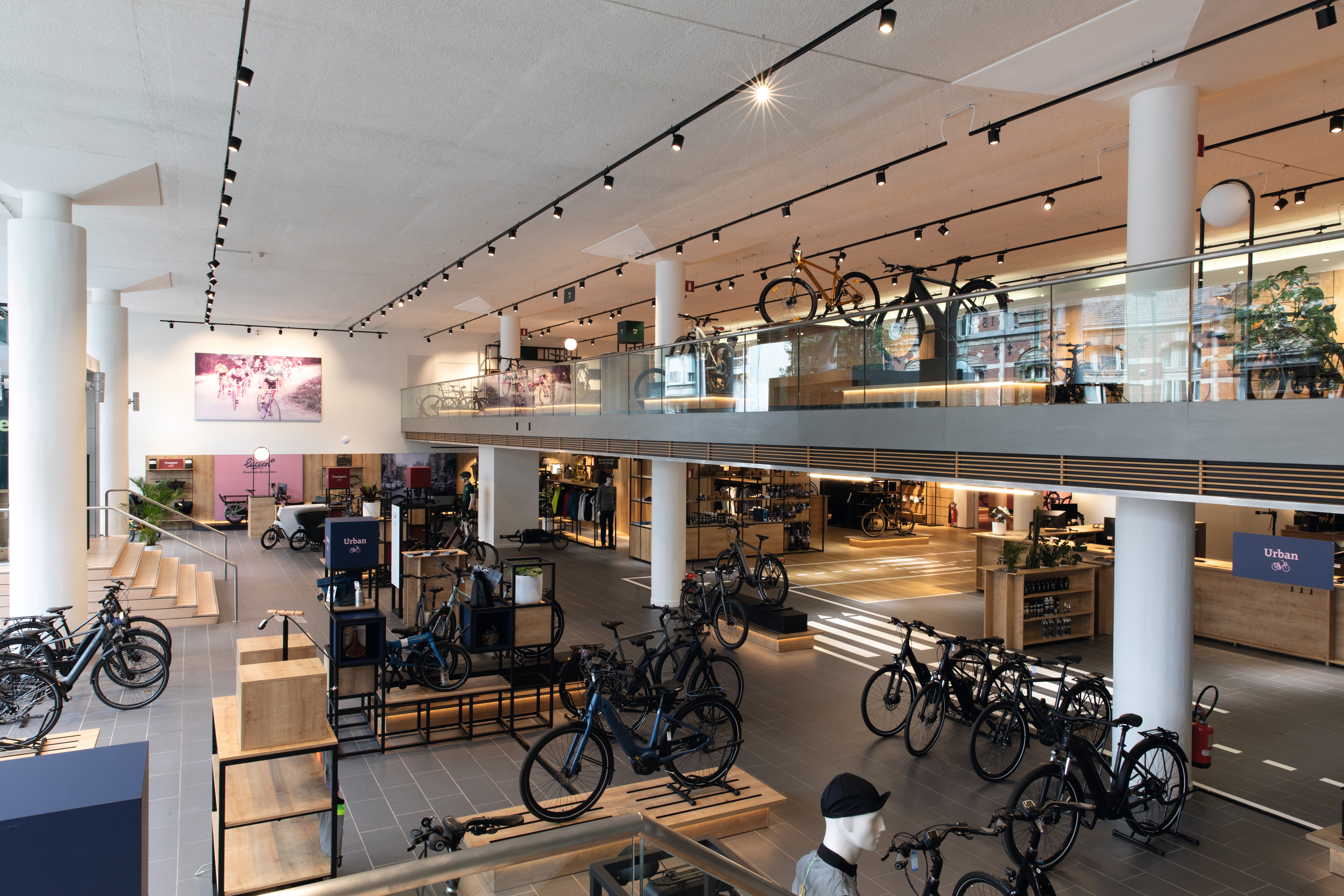 Il negozio è su due piani e offre un’ampia gamma di biciclette.