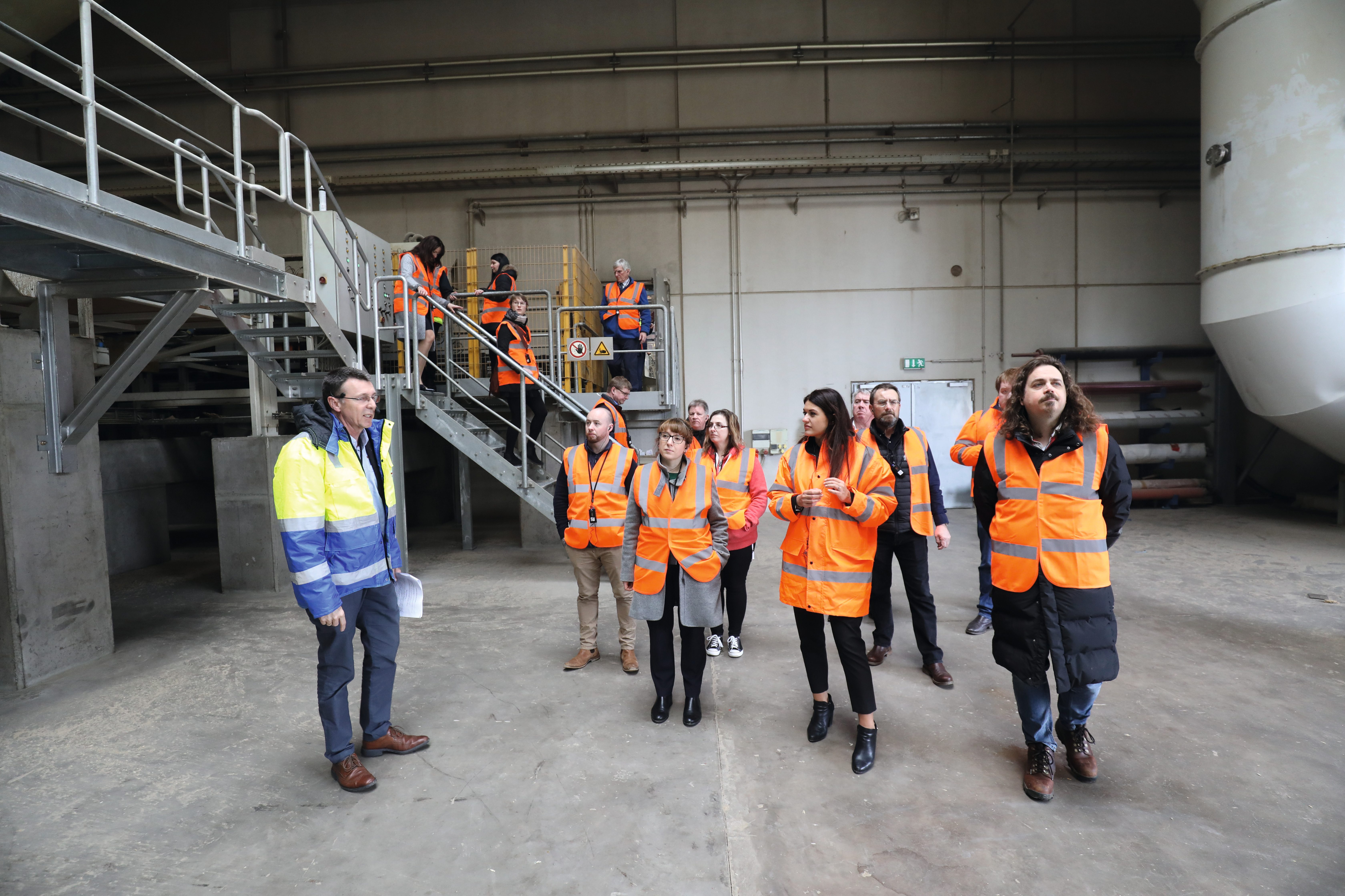 The tour allowed members to see the full production process in one of Europe’s most technologically advanced chipboard factories.