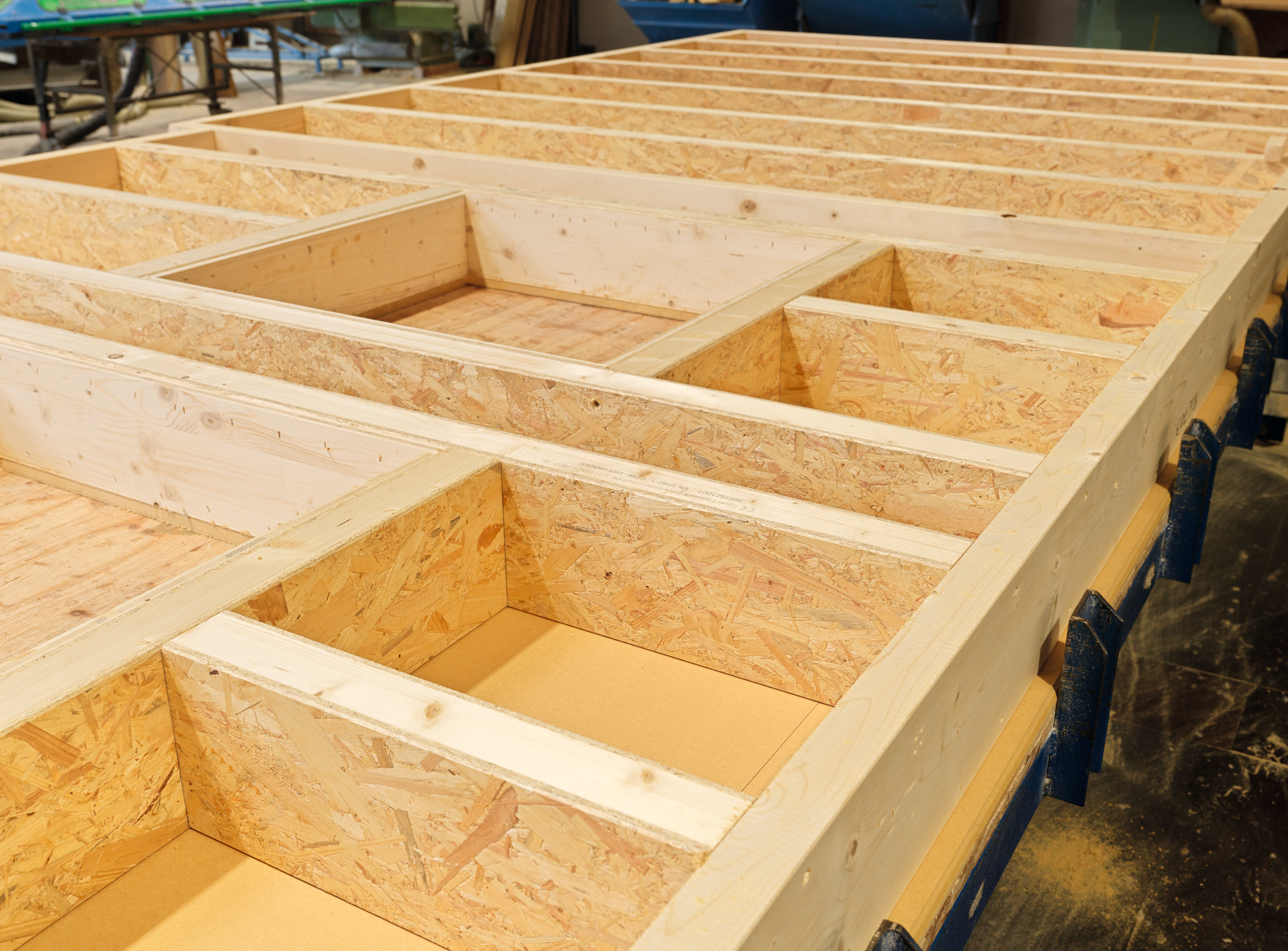 Elemento in legno EcoBox durante la lavorazione, vista dei vani aperti.