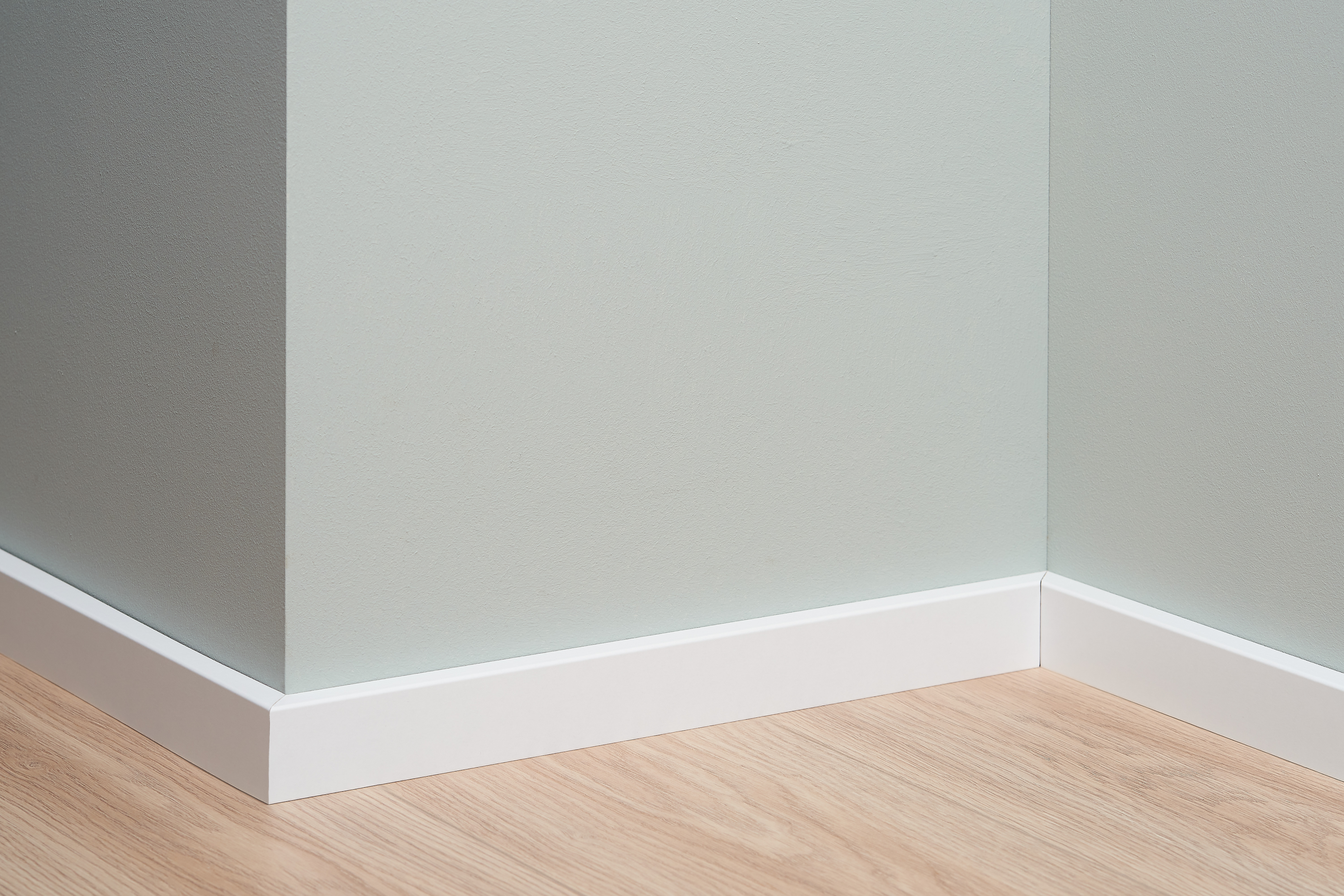 Modern cubic skirting board white 4 cm