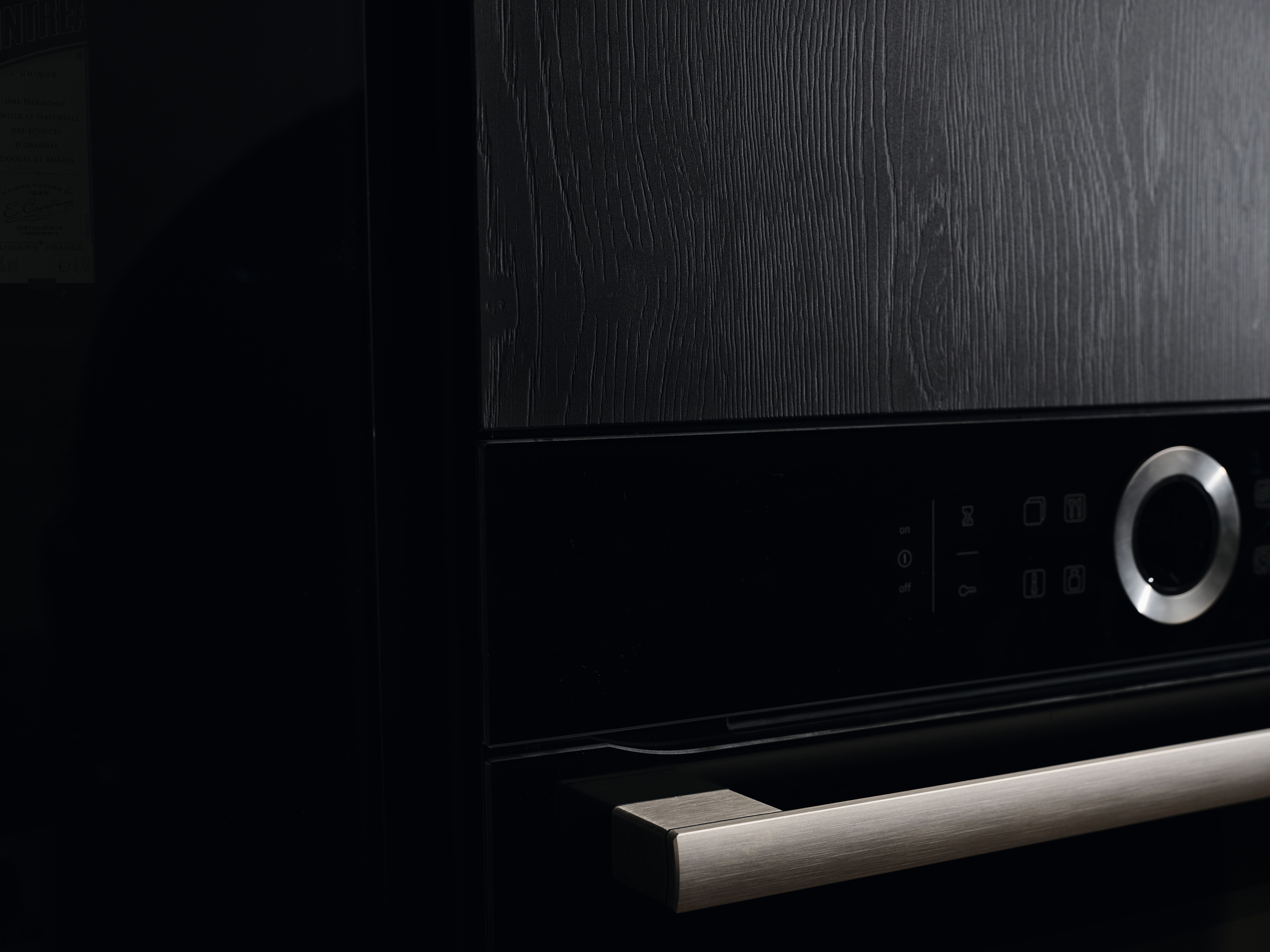 Die besondere Tiefenwirkung von PerfectSense Feelwood U999 TM28 Schwarz verleiht dieser Küche eine natürlich wirkende Eleganz.