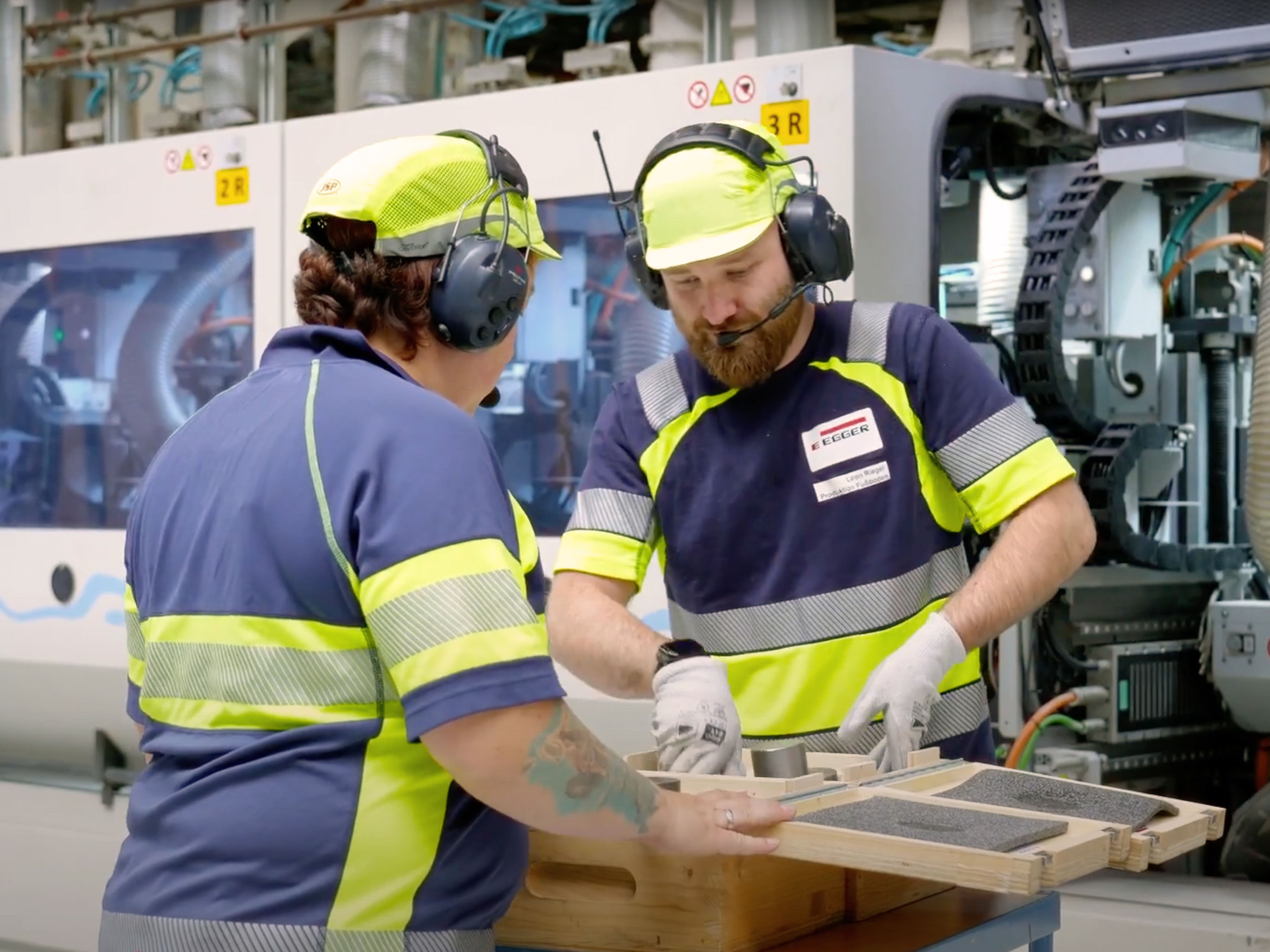 Christin, Wedadi und Leon teilen ihre persönlichen Erfahrungen und sprechen über die Herausforderungen und Chancen der Schichtarbeit bei EGGER.