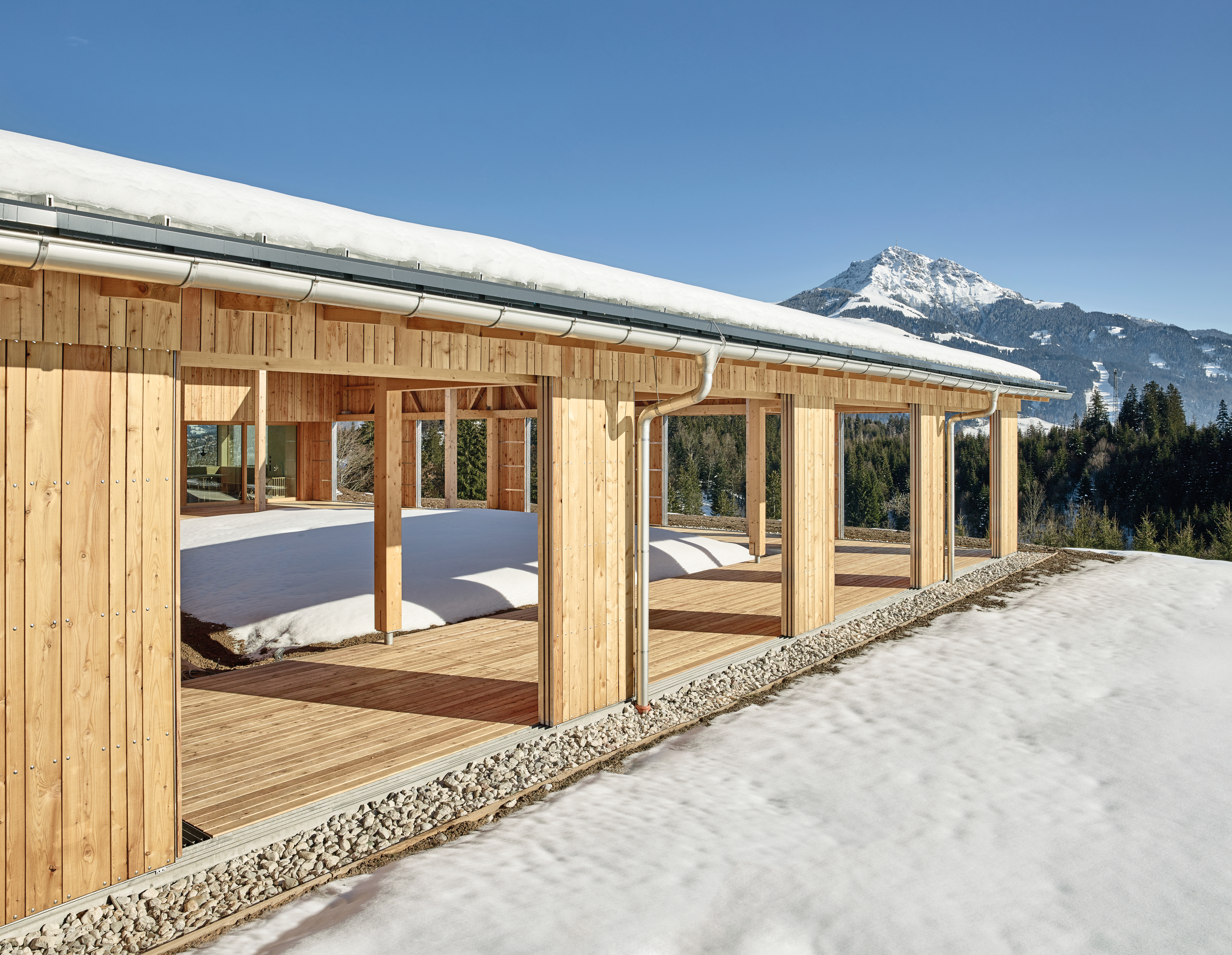 The access balcony consists of 10 sliding elements. 
