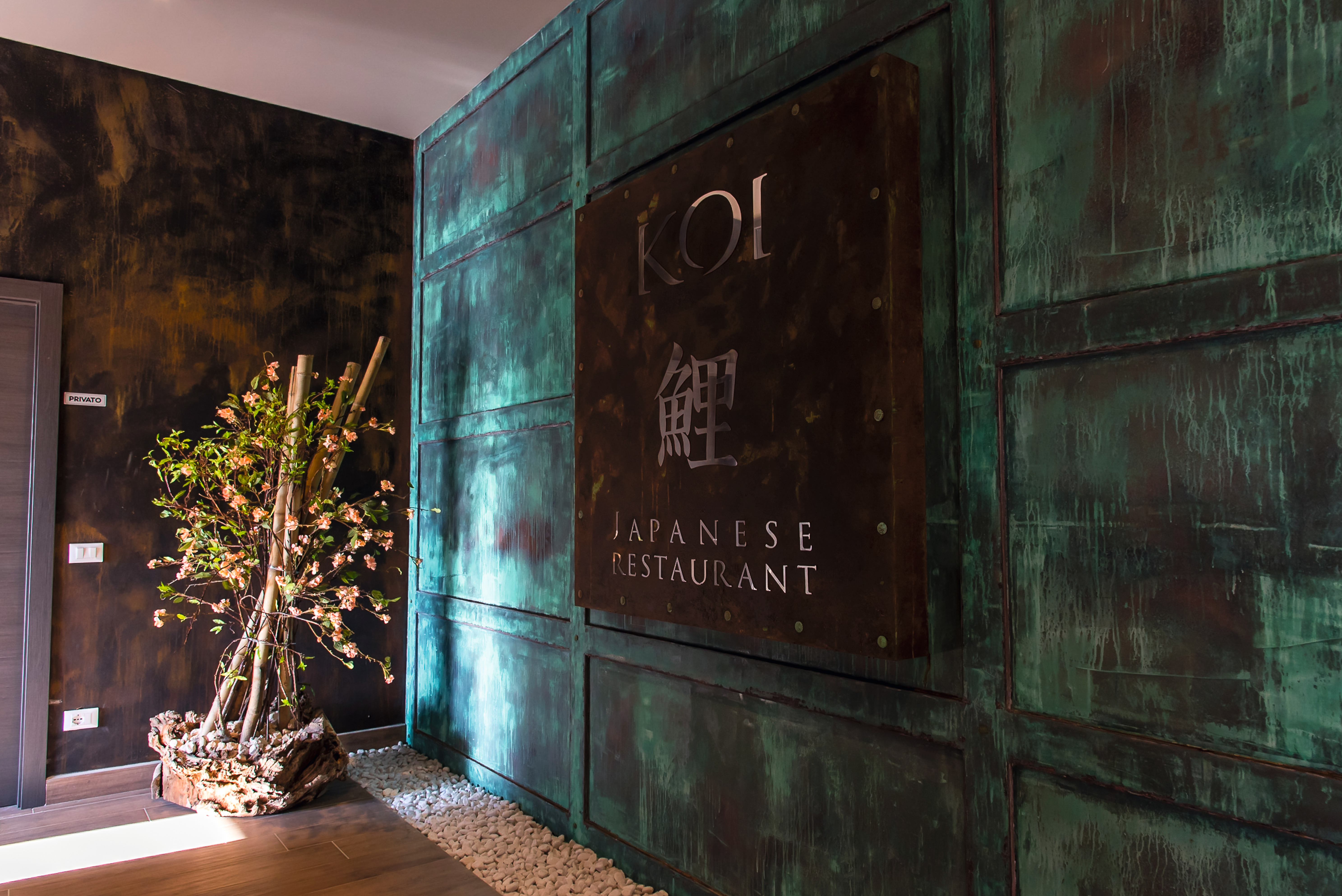 Il ristornate Koi accoglie i suoi ospiti in un ambiente asiatico.