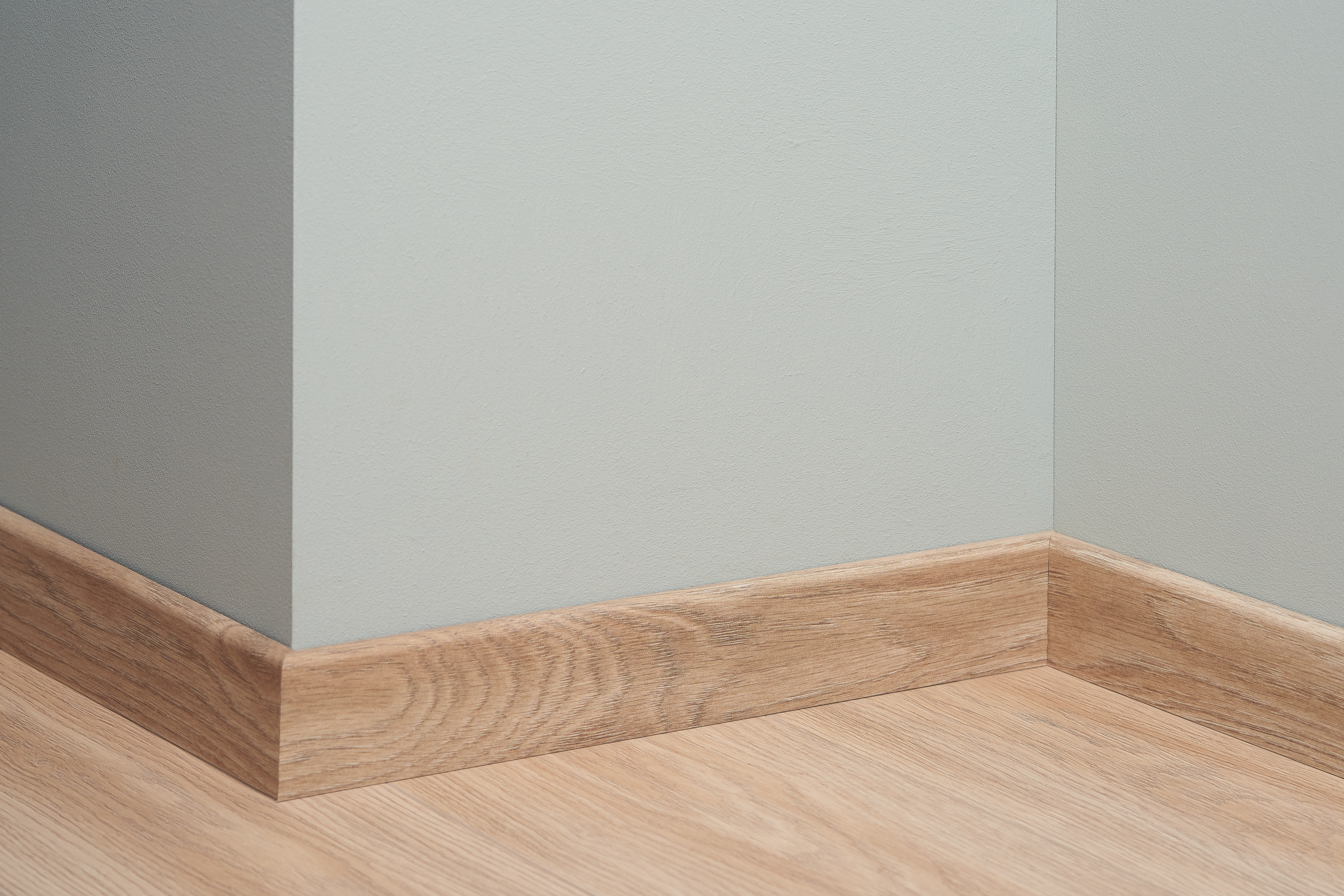 Moderne kubische Sockelleiste 6 cm