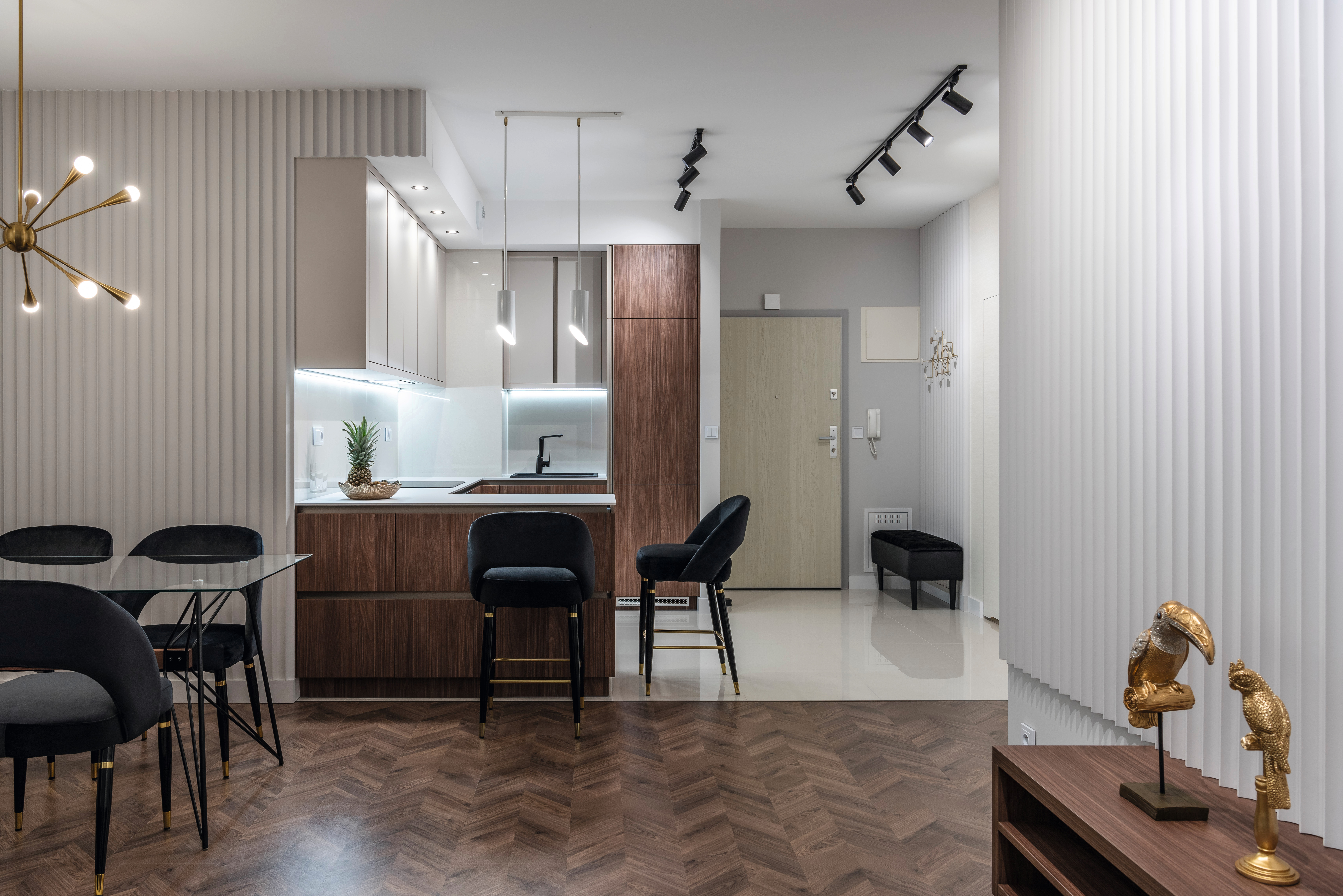The dark wood reproductions convey elegance in combination with elegant accessories.