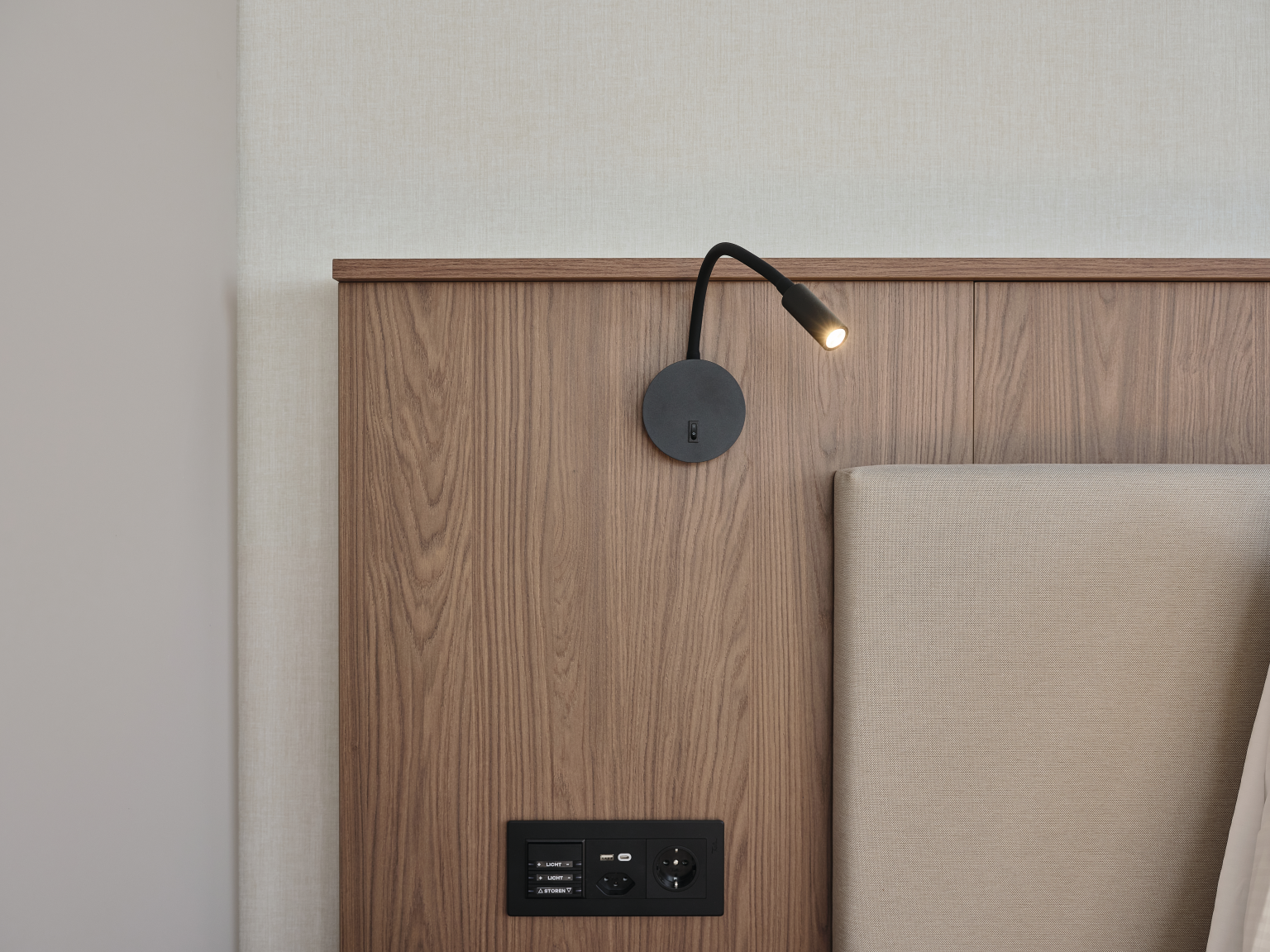 n the hotel room, the H1386 ST40 Brown Casella Oak decor creates a visually natural accent. 