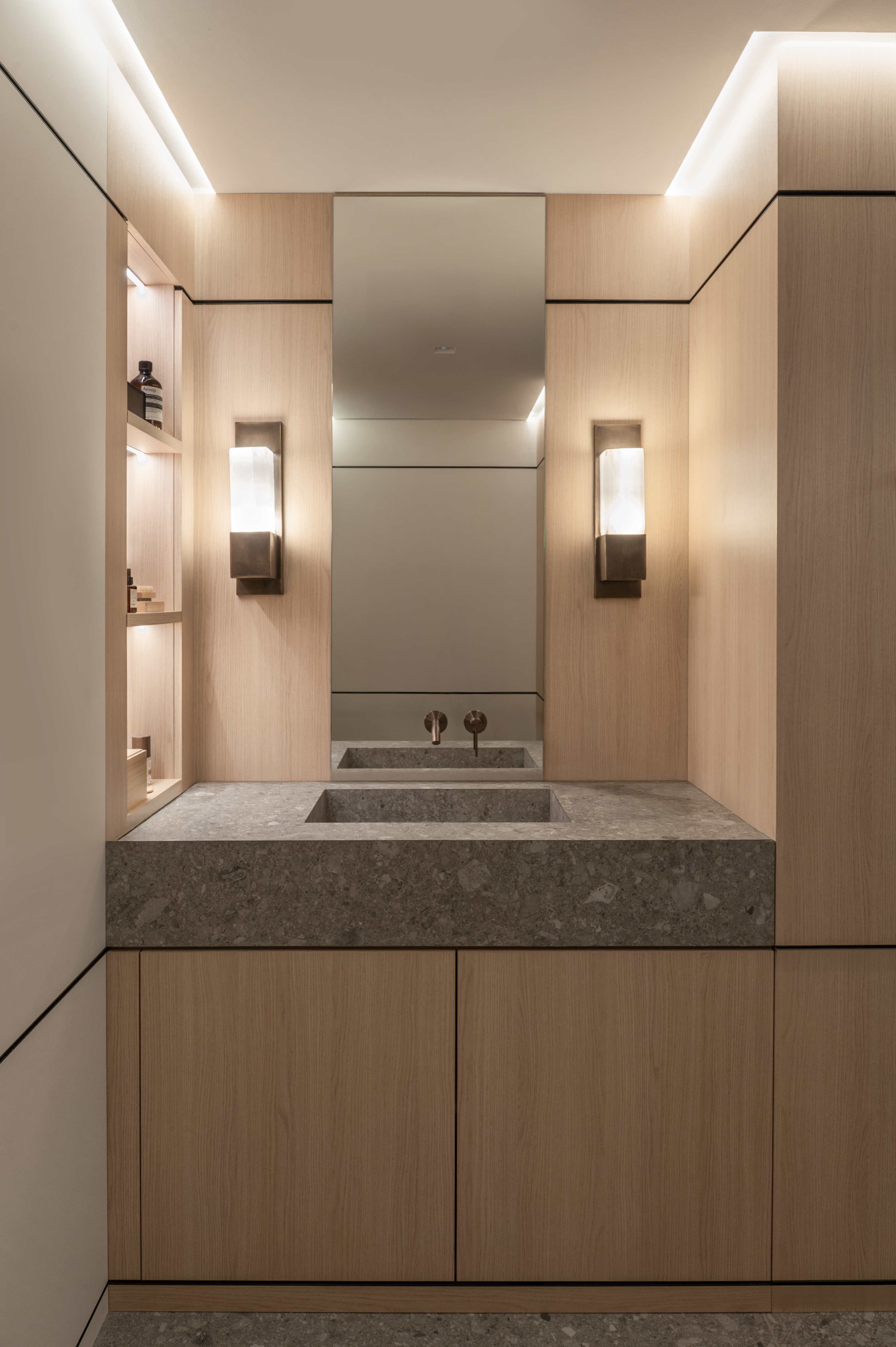 Bathroom with furniture fronts in U705 ST9 Angora Grey.