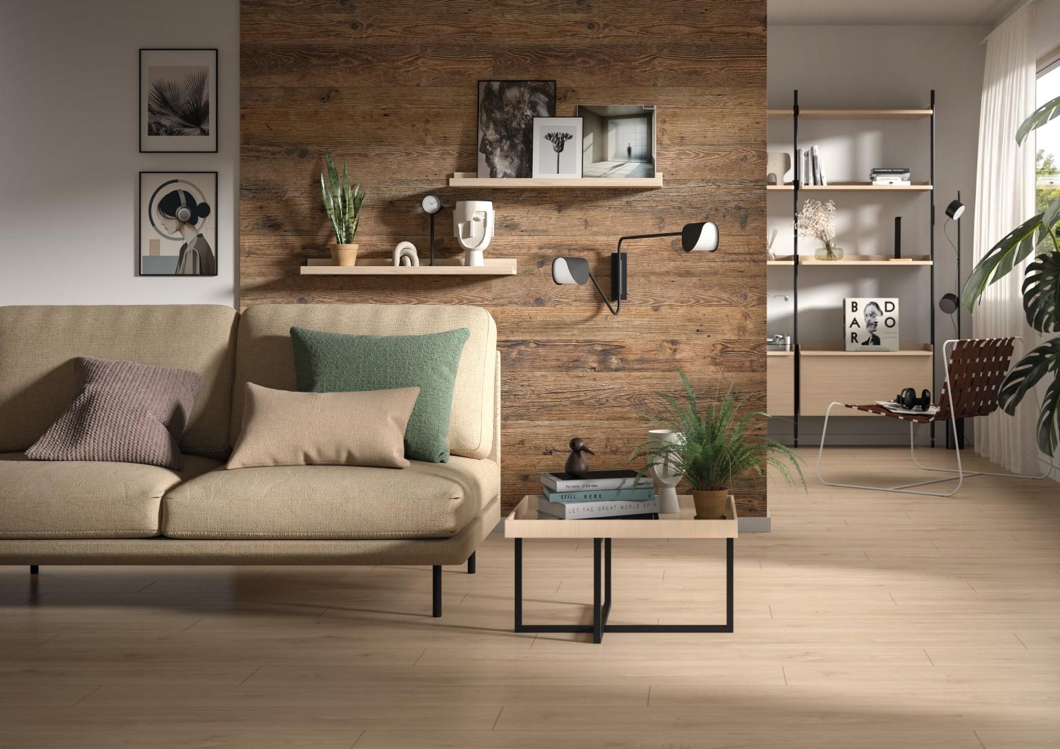Woonkamer met DecoWall in het decor DO001 Naamse Spar Natuur. De natuurlijke houtlook creëert een warme sfeer. 