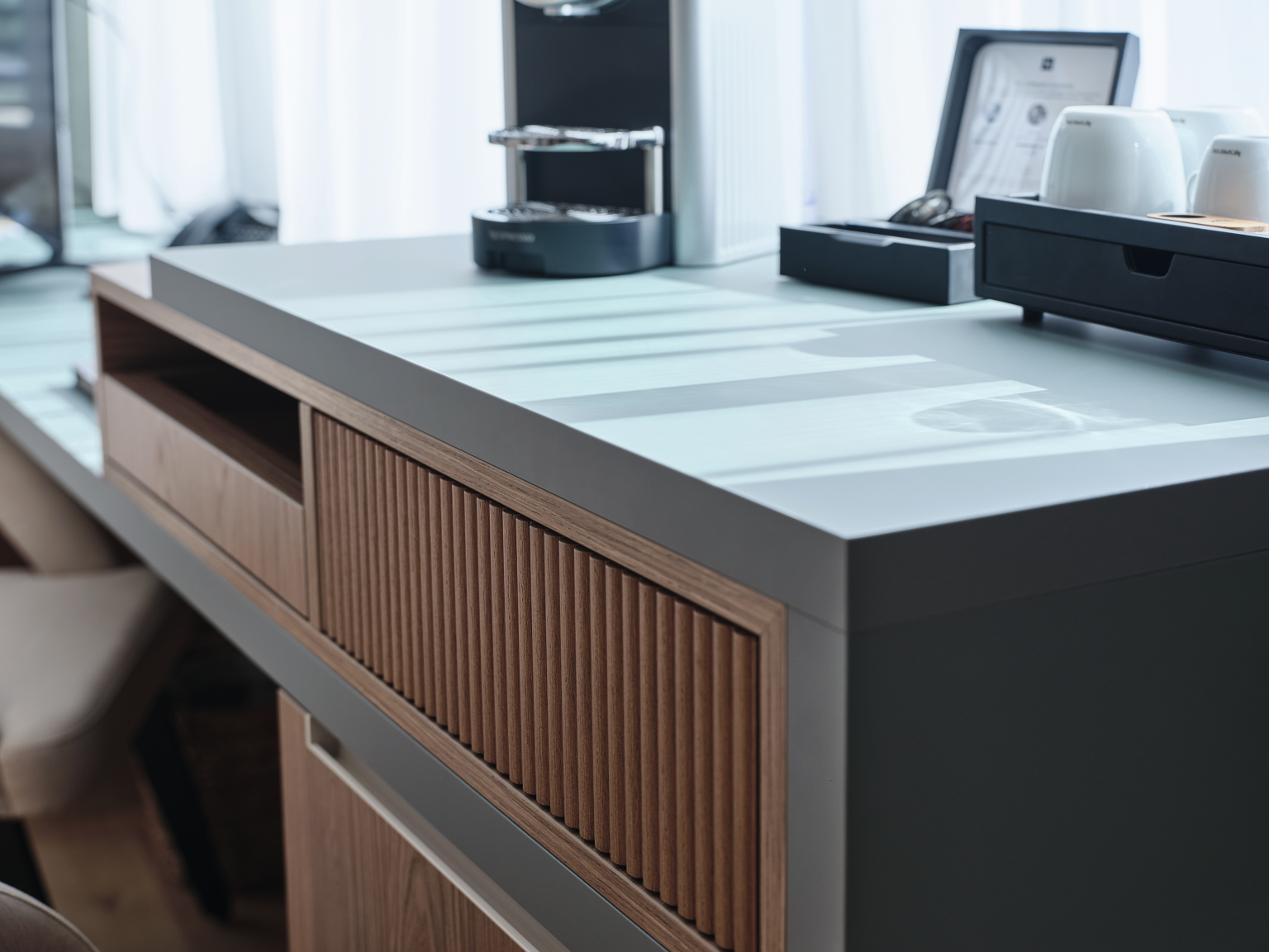 U665 PM Stone Green sets a fresh accent in the hotel room with the matching edge. 