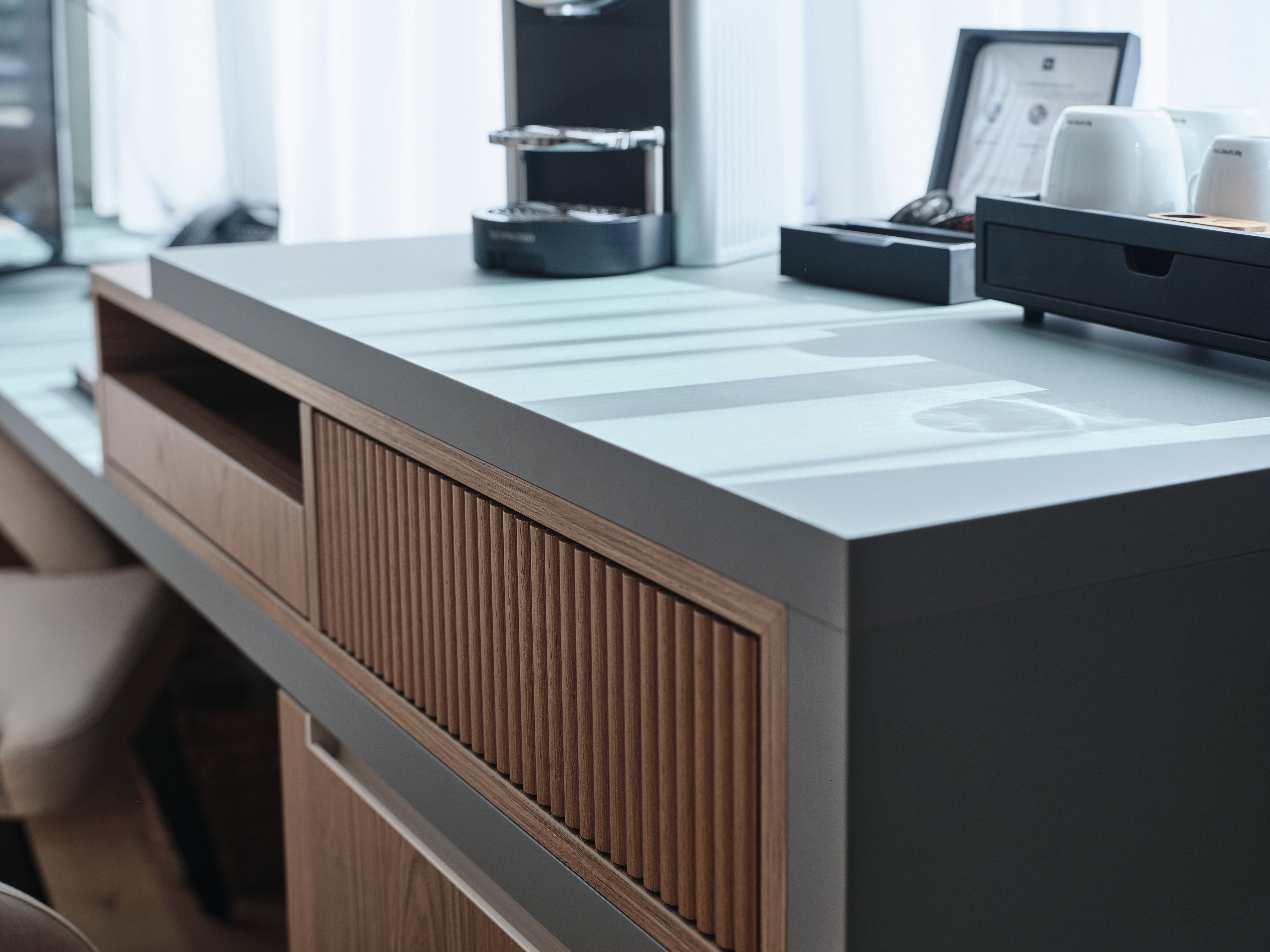 U665 PM Stone Green sets a fresh accent in the hotel room with the matching edge. 