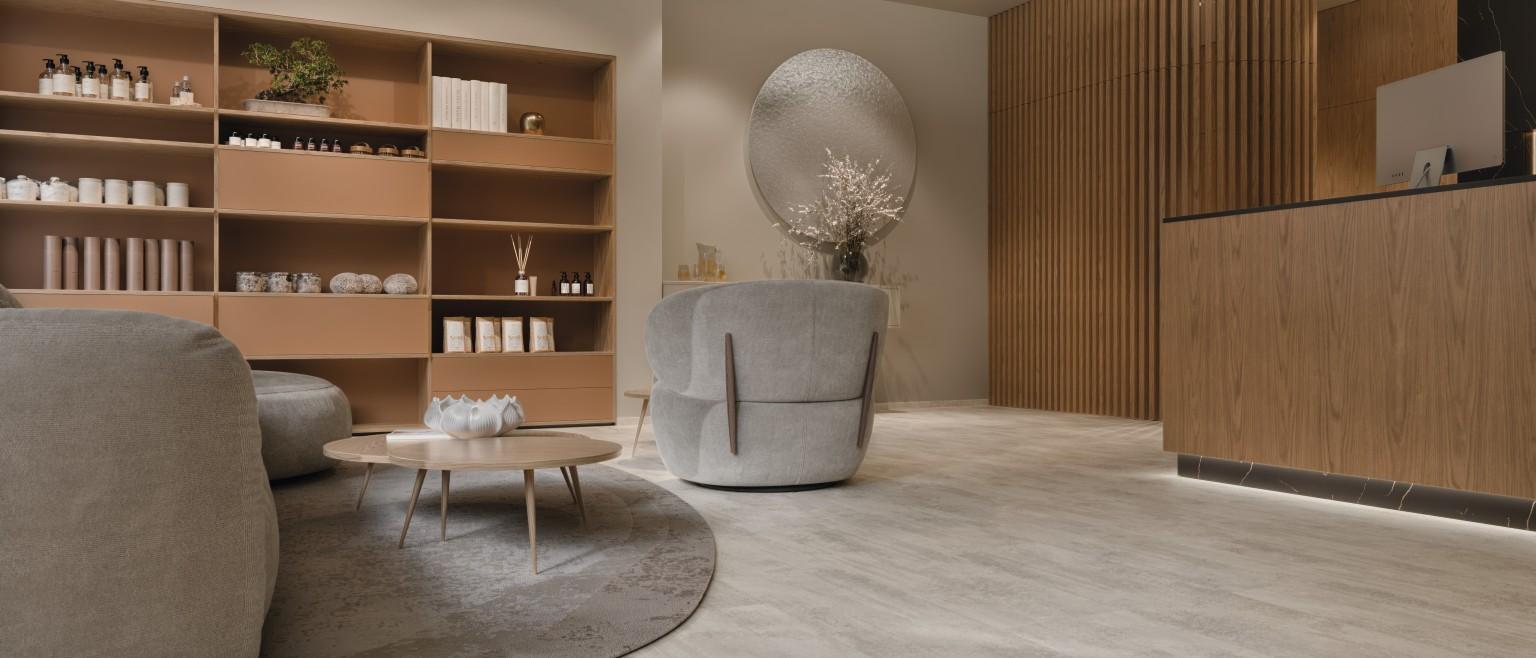 Współczesne wnętrze strefy recepcji wellness H1316 ST17 Dąb Bookmatch, F199 PA Marmur Ambiance czarny i U830 ST9 Karmel.
