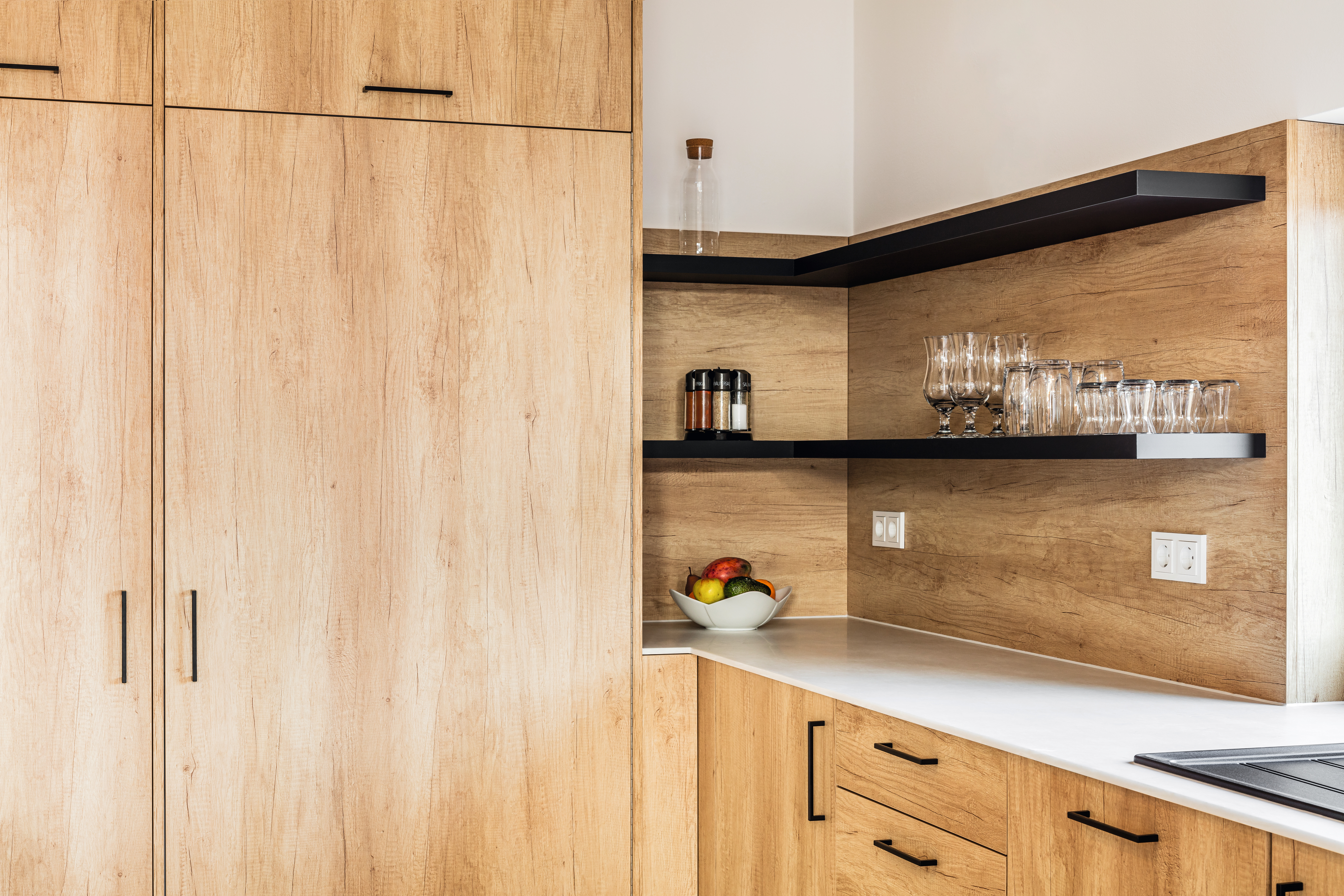 The natural and authentic H3331 ST10 Natural Nebraska Oak makes the kitchen look homely.