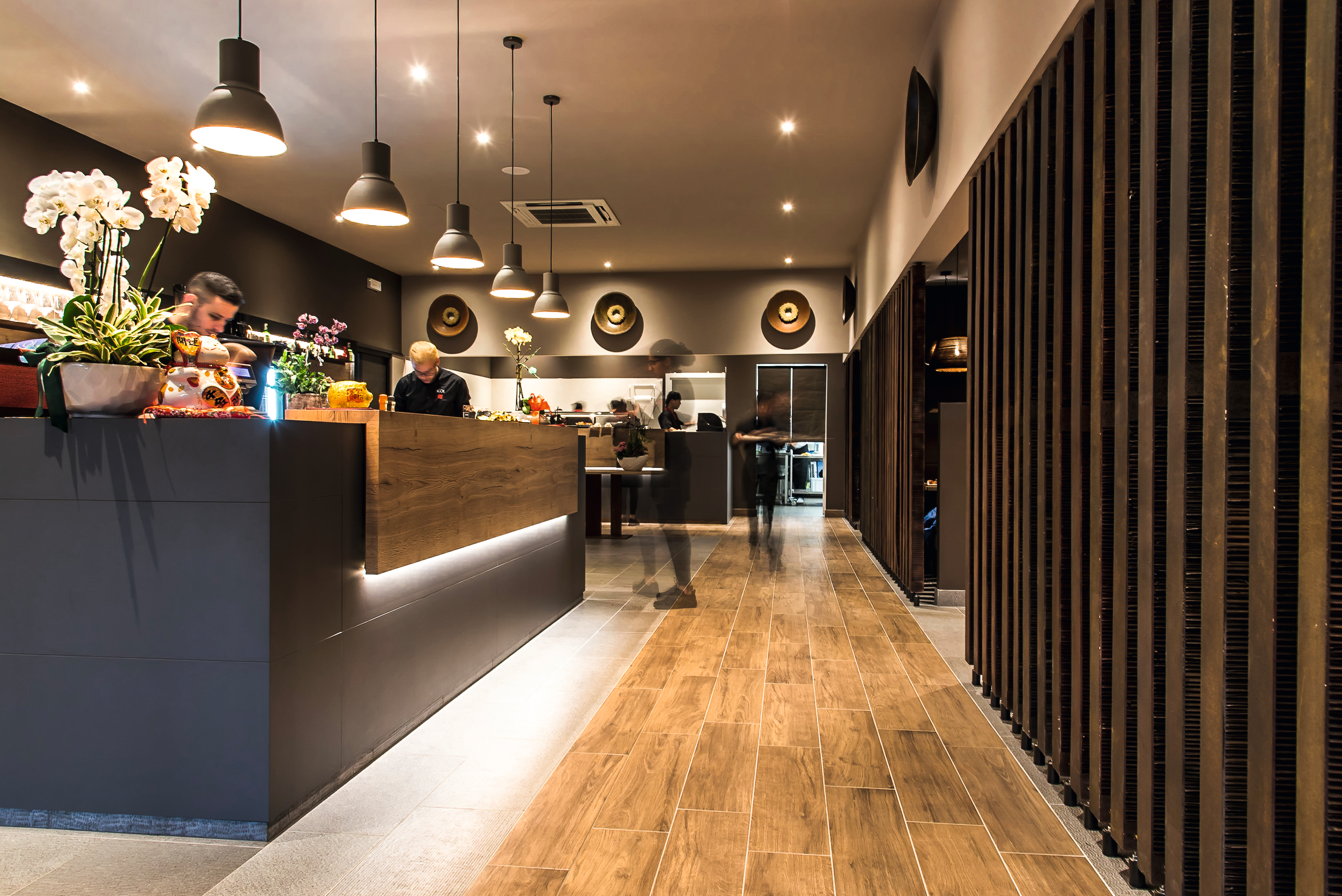 Counter made of U960 ST9 Onyx Grey and H1180 ST37 Natural Halifax Oak.