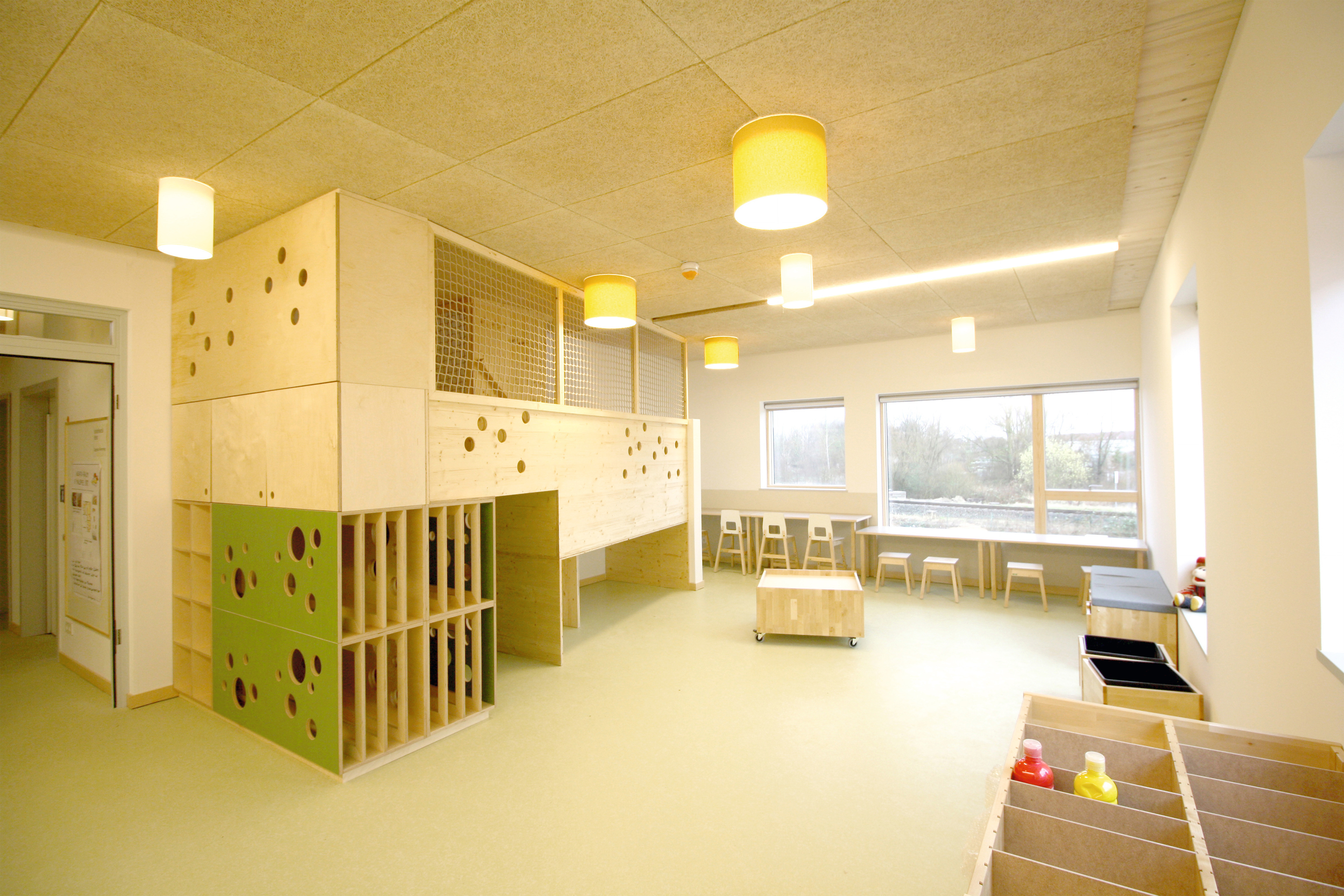Die Gestaltung der Innenräumen mit Holz sorgt für eine helle und freundliche Atmosphäre. © FreiOrt Architekten
