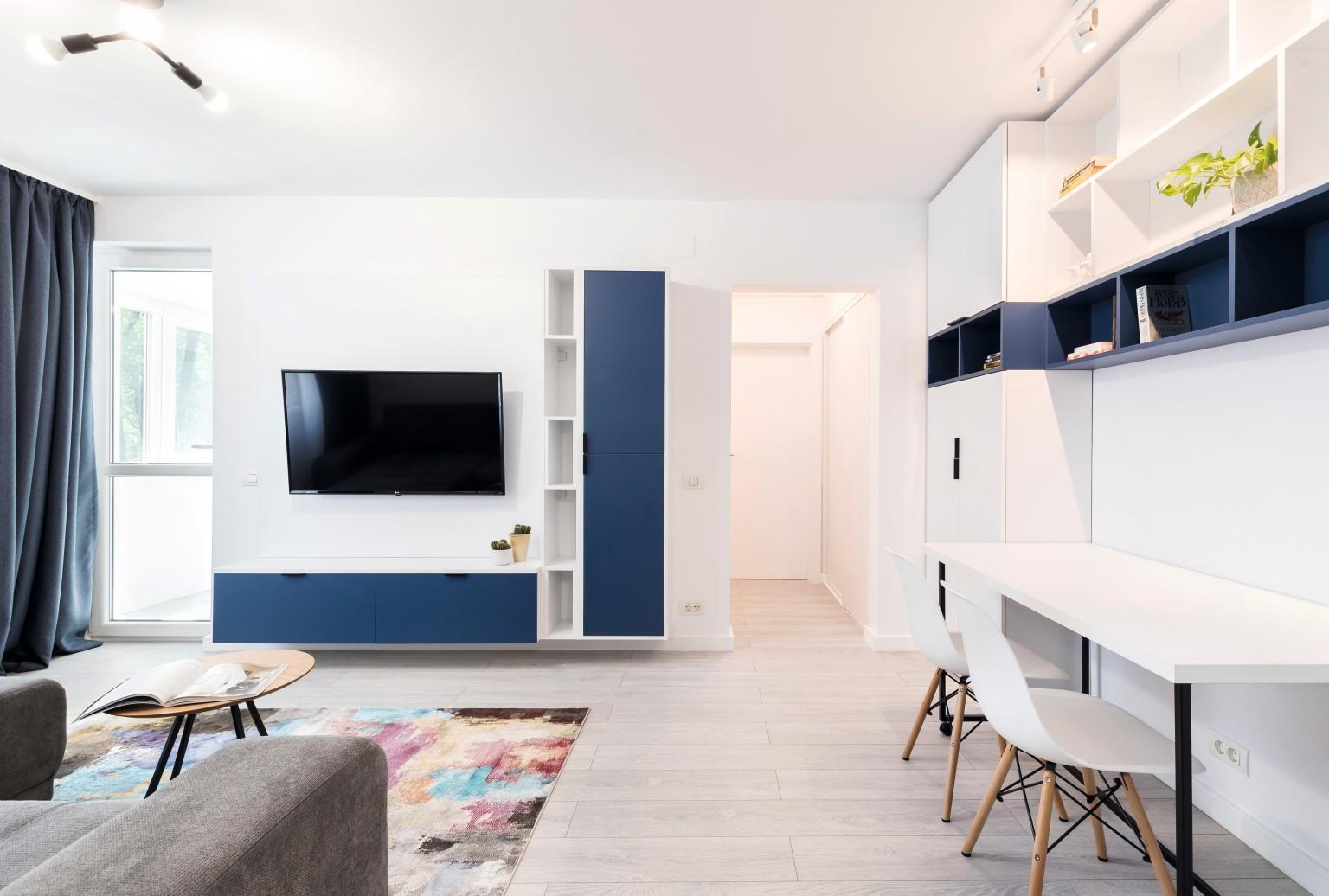 Gemütliches und helles Ambiente im Wohnzimmer.
