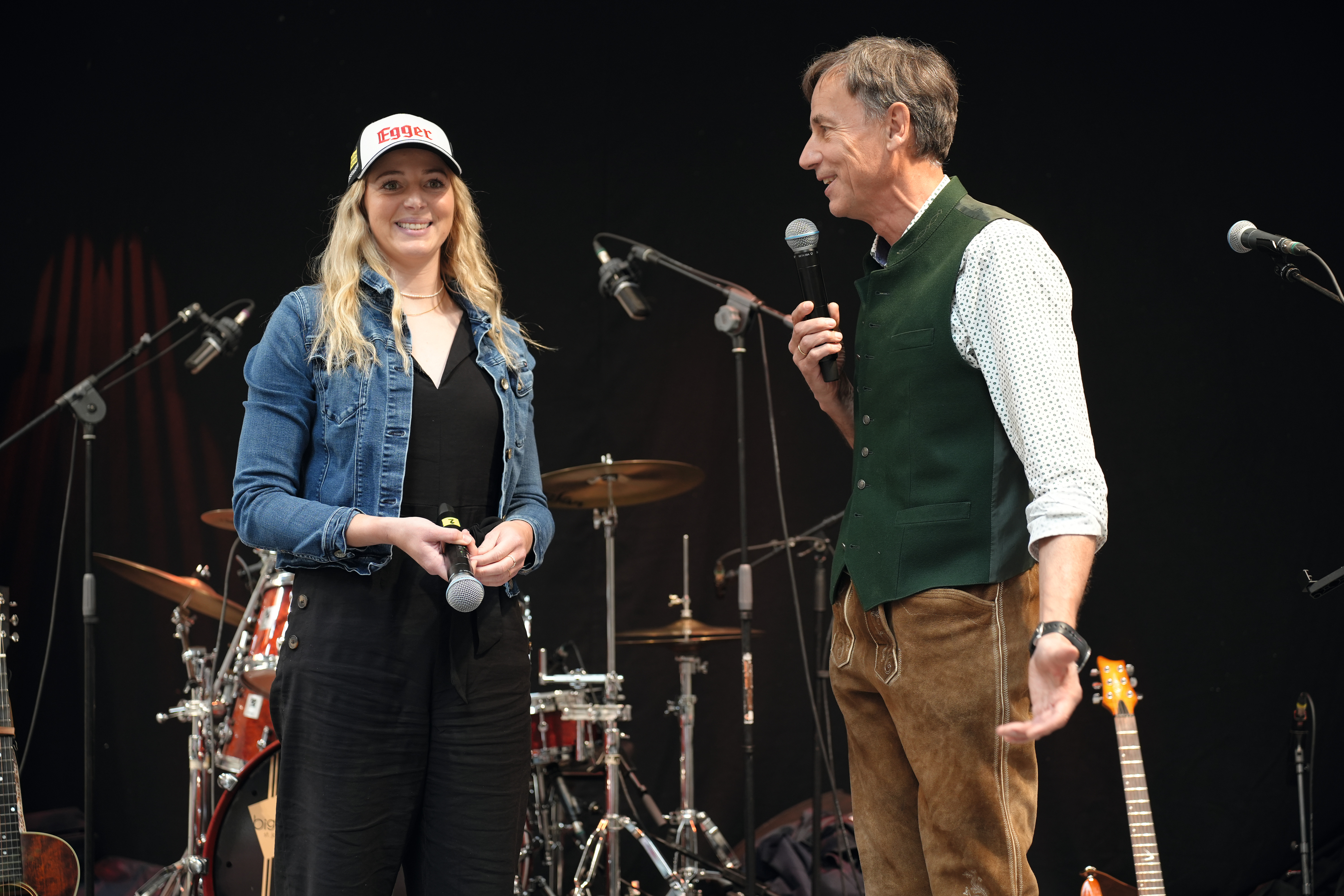 Interview und Autogrammstunde mit Biathletin Lisa Hauser und Moderator Matthias Danzl (Werksleitung Verkauf) Interview und Autogrammstunde mit Biathletin Lisa Hauser und Moderator Matthias Danzl (Werksleitung Verkauf)
