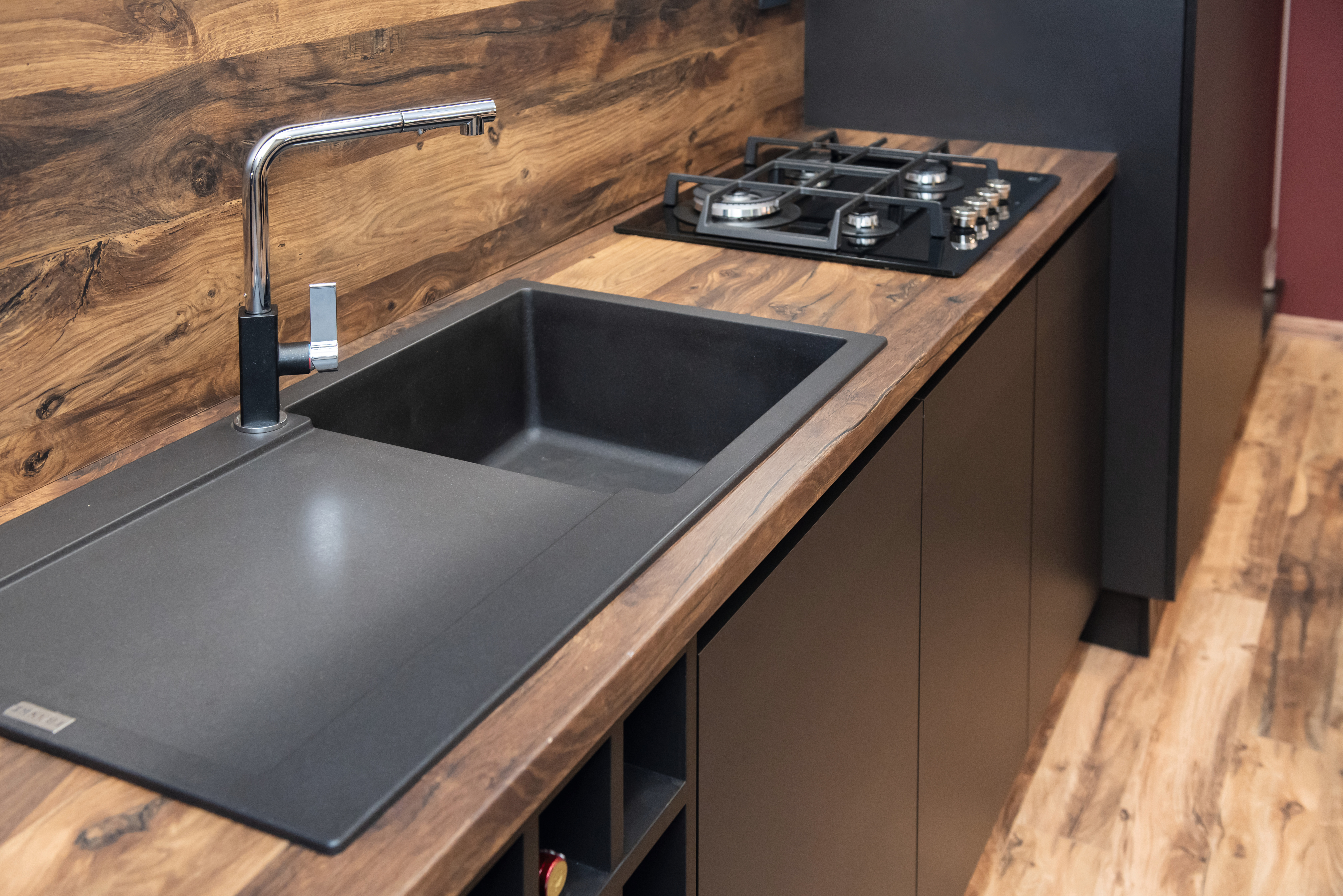 Izdržljivost, jednostavno čišćenje i bez kompromisa u dizajnu: Dekor Hrast Hunton na radnoj ploči i podu savršeno nadopunjava dekor Soft crna na kuhinjskim elementima