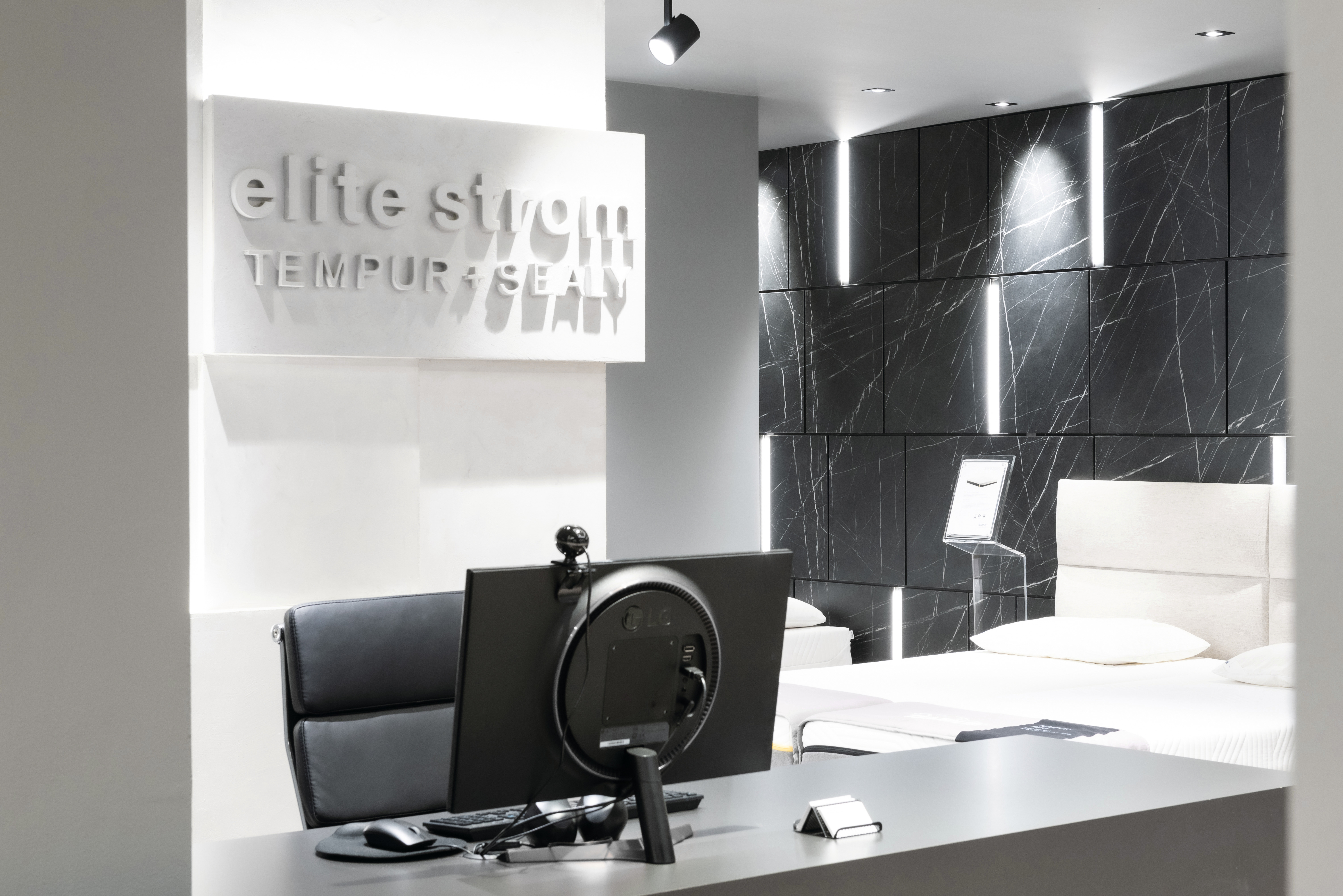 Noul design al showroom-ului impresionează prin numeroase detalii bine gândite.