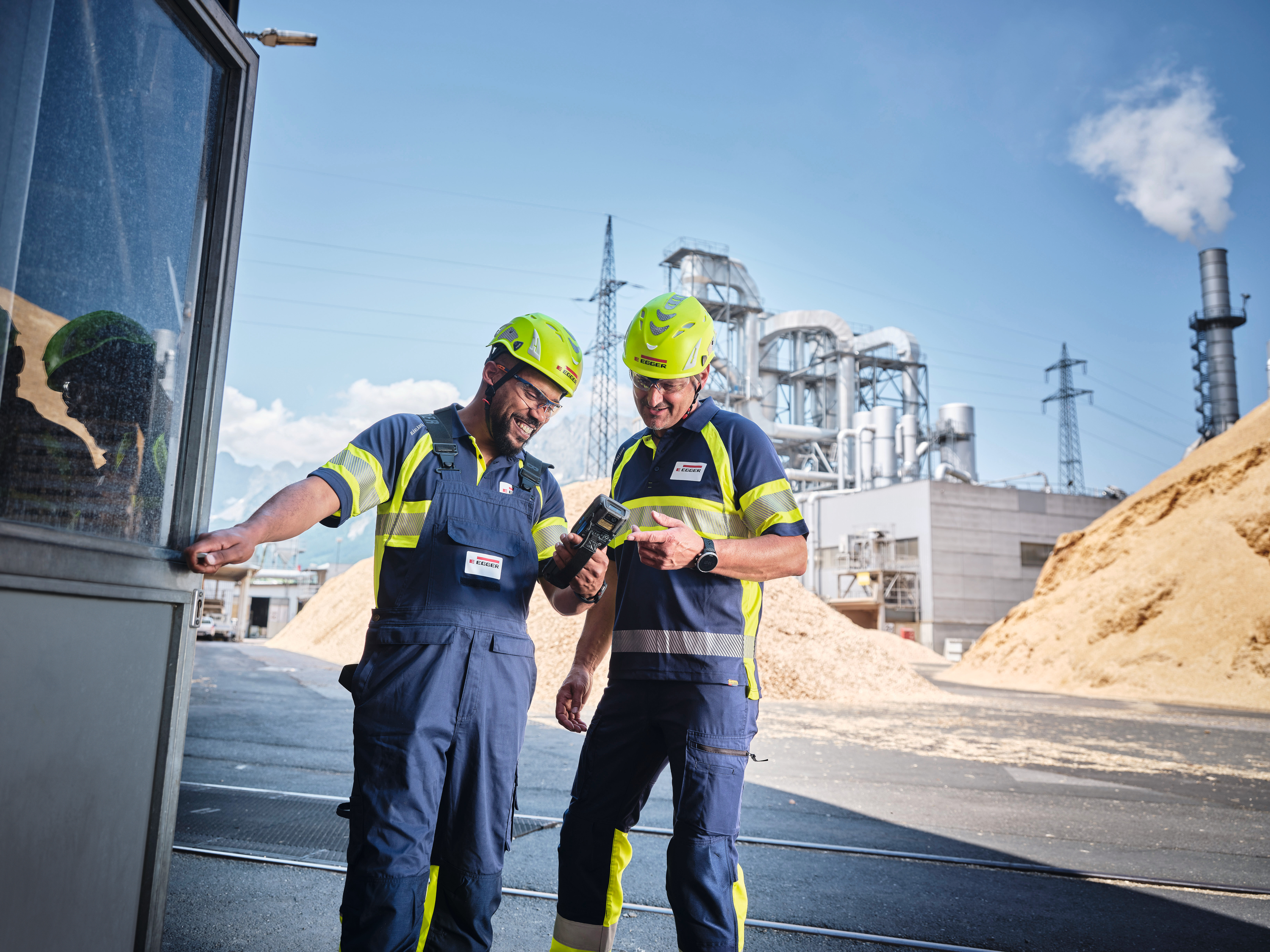 Deux collaborateurs effectuent des travaux de contrôle dans l'usine EGGER 