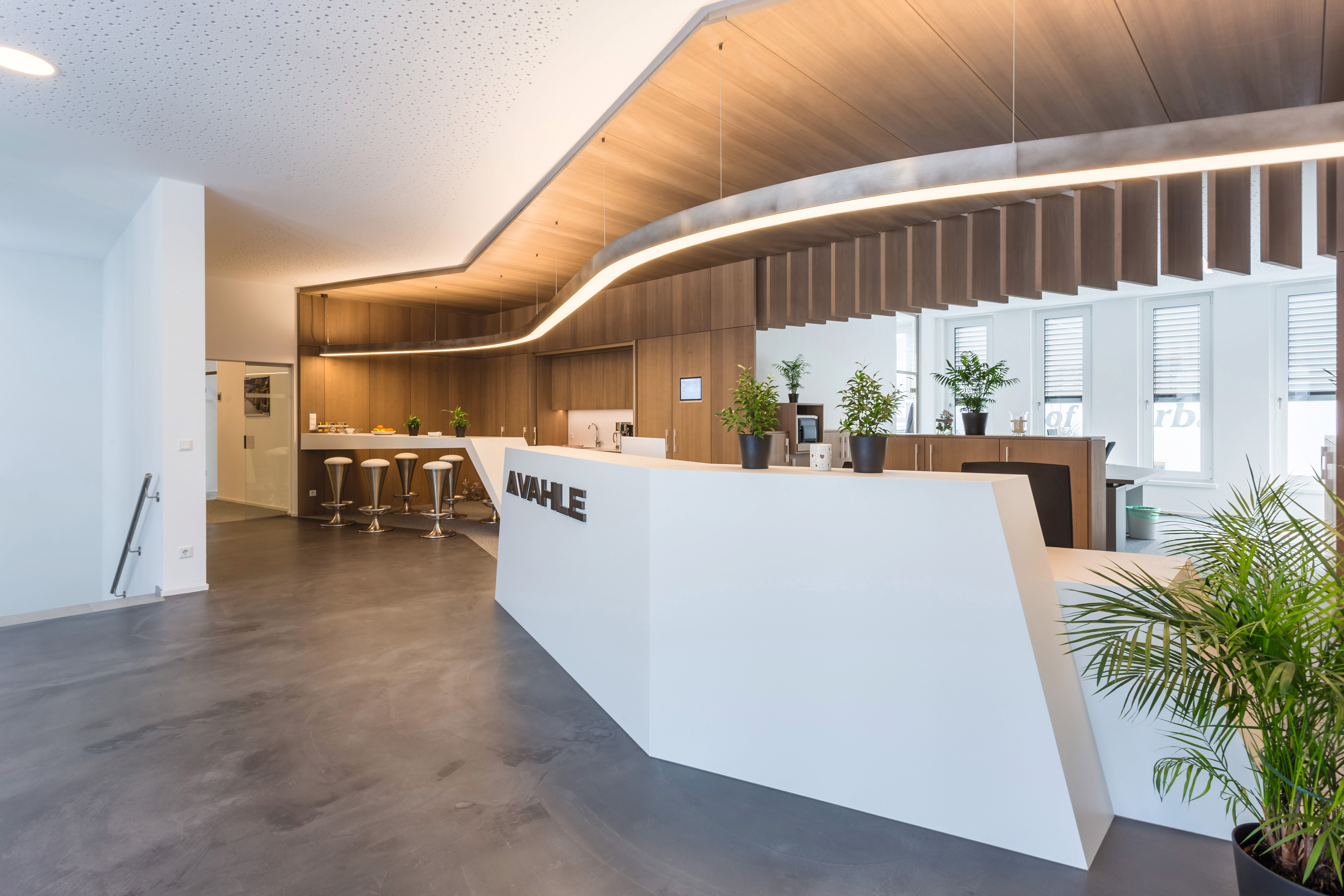 A counter made of light grey PerfectSense Matt greets you in the reception area as well.