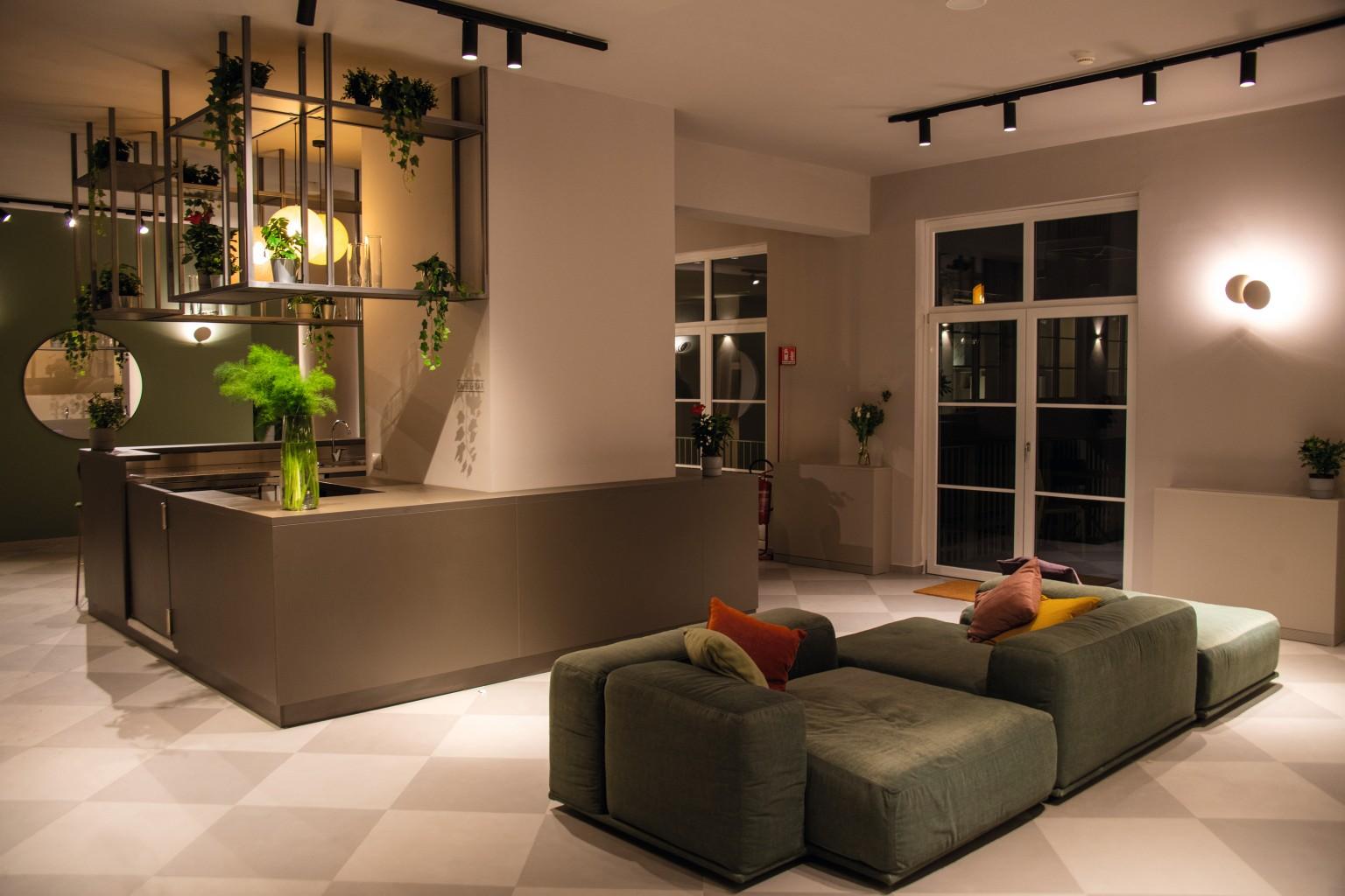 Een moderne gemeenschappelijke ruimte met keuken en bar biedt studenten een plek voor een waaier aan recreatieve activiteiten