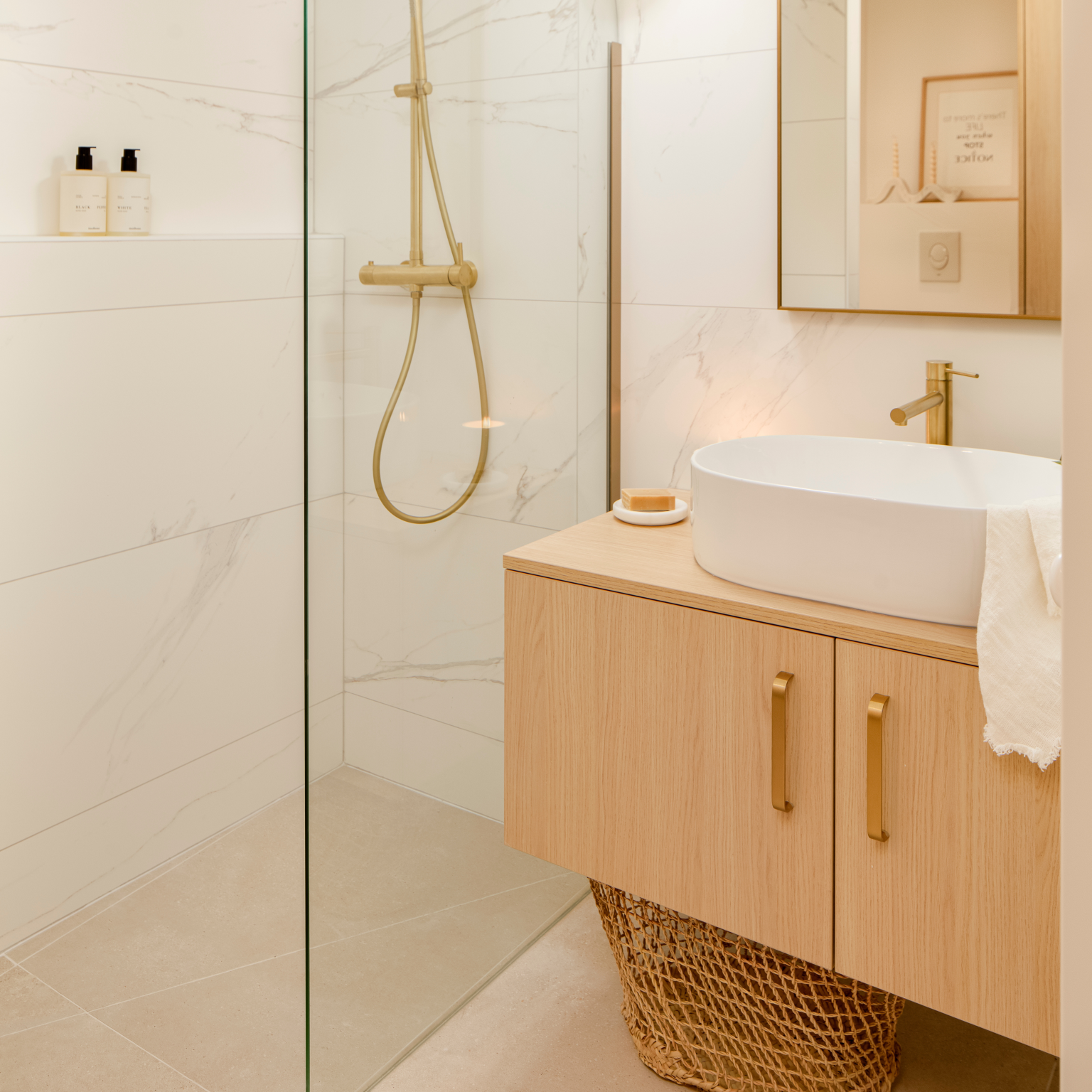 Salle de bain du projet Carmes, rénovée dans un style moderne et épuré, avec des touches de bois clair pour une ambiance douce et naturelle.