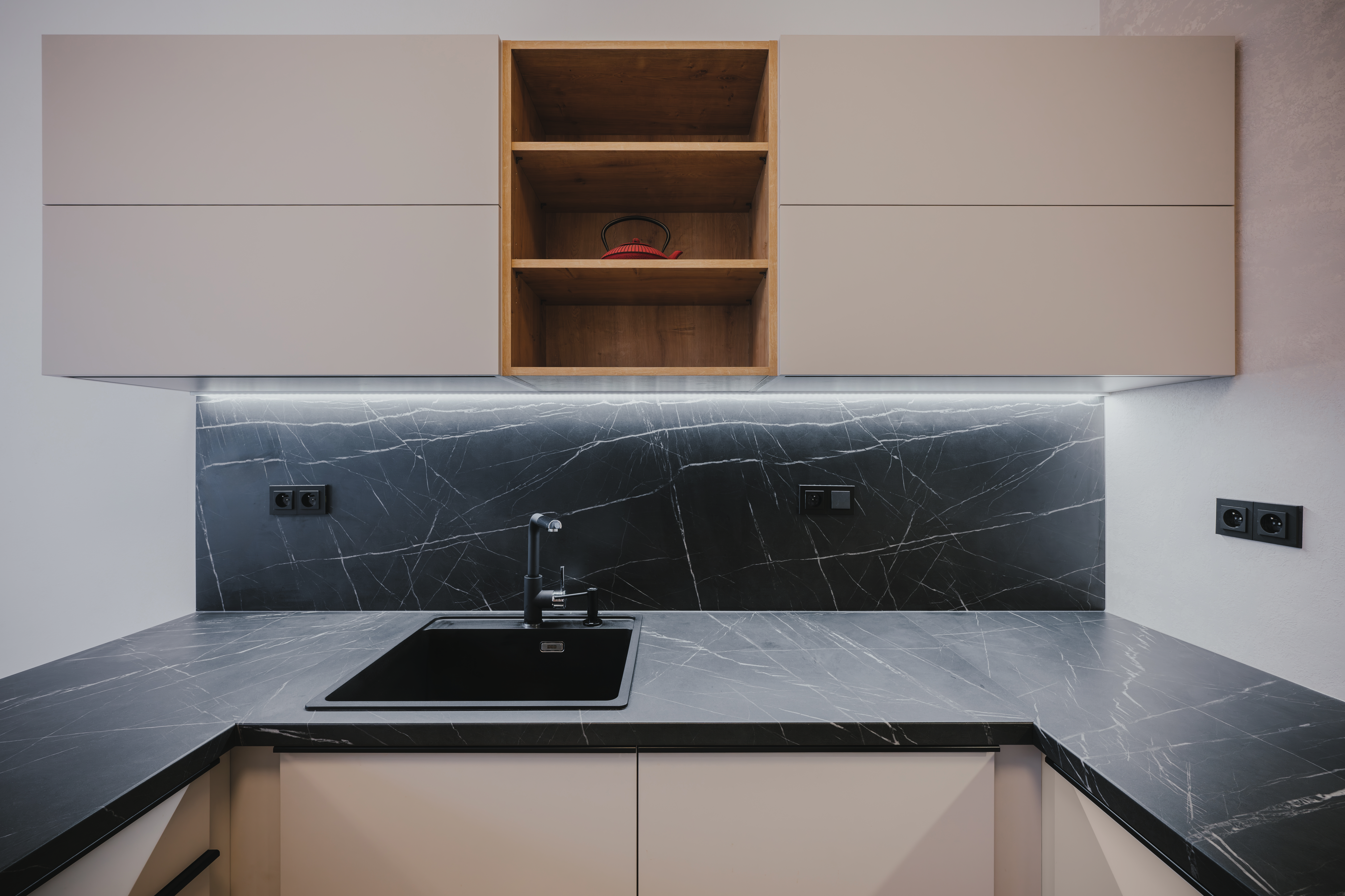 Harmonious combination: U702 PM Cashmere Grey, H3303 ST10 Natural Hamilton Oak, F206 ST9 Black Pietra Grigia 