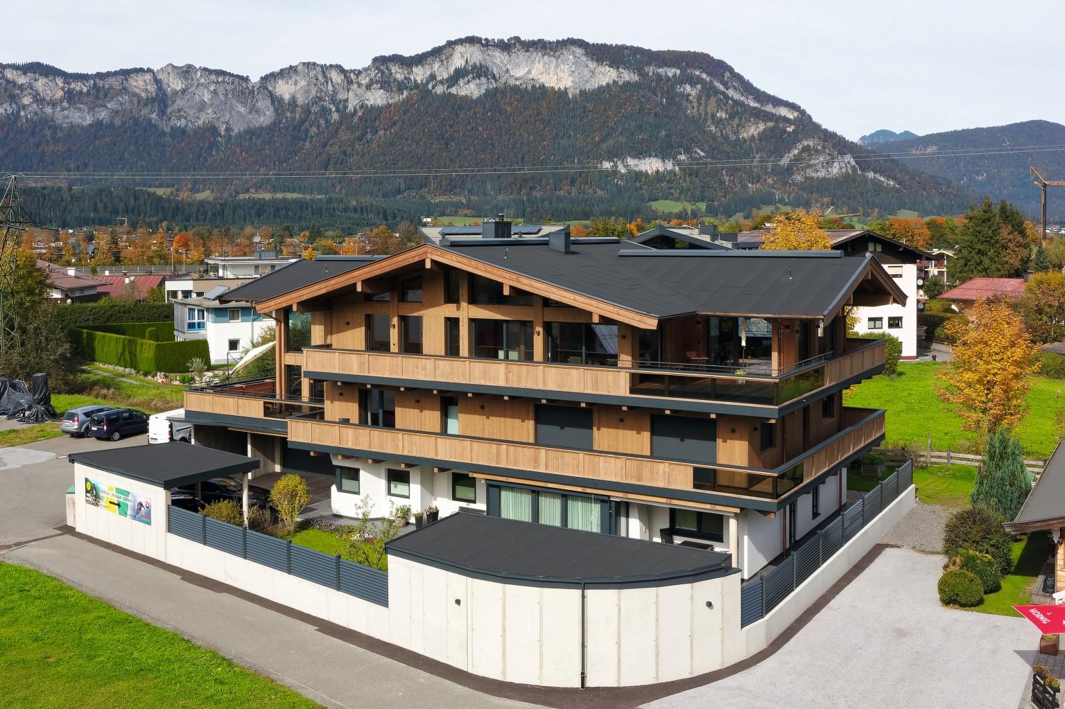 In St. Johann in Tirol wurde ein Einfamilienhaus zu einem Mehrfamilienhaus umgebaut.
