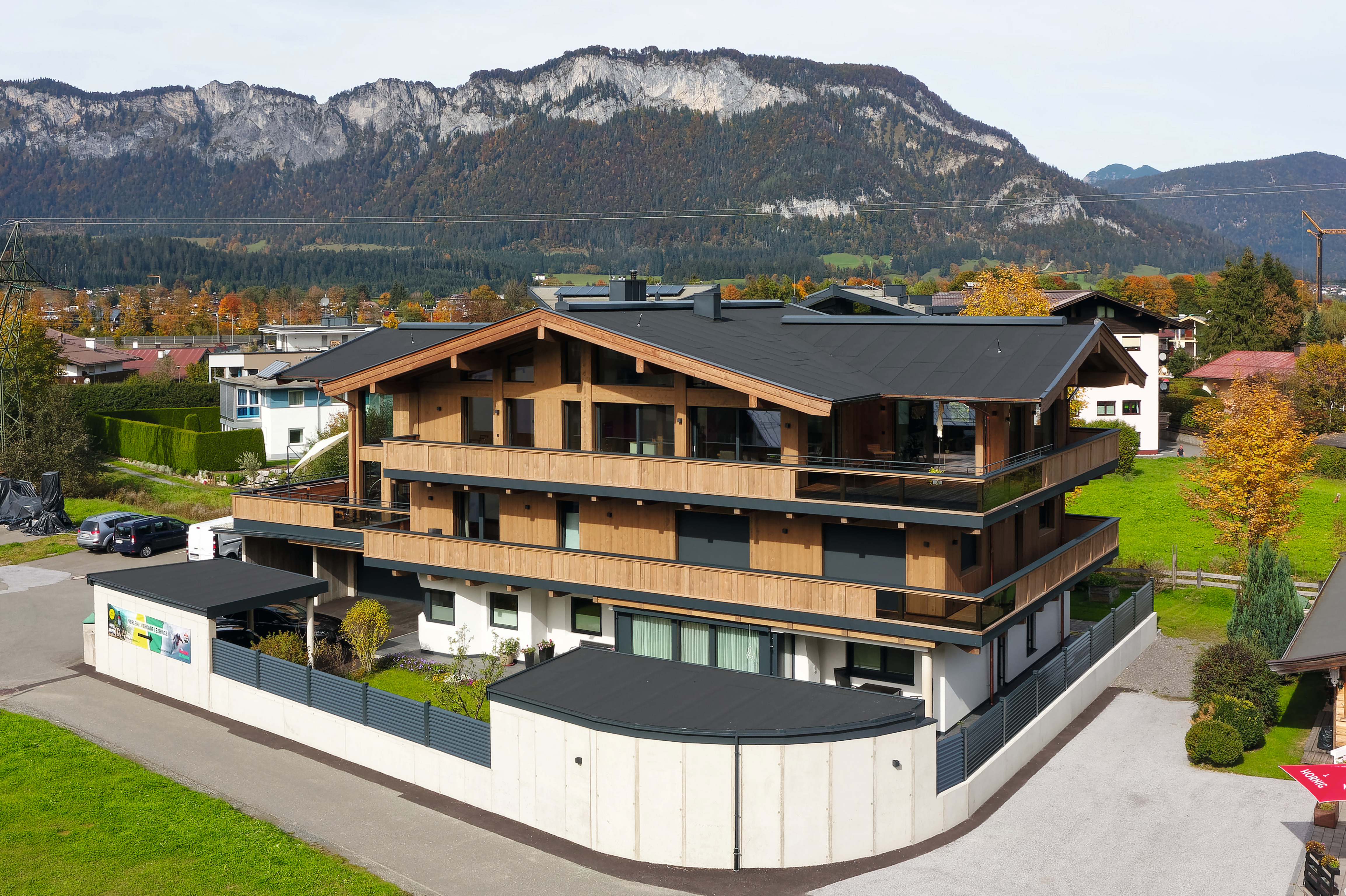 A single-family house was converted into a multi-family house in St. Johann in Tirol.