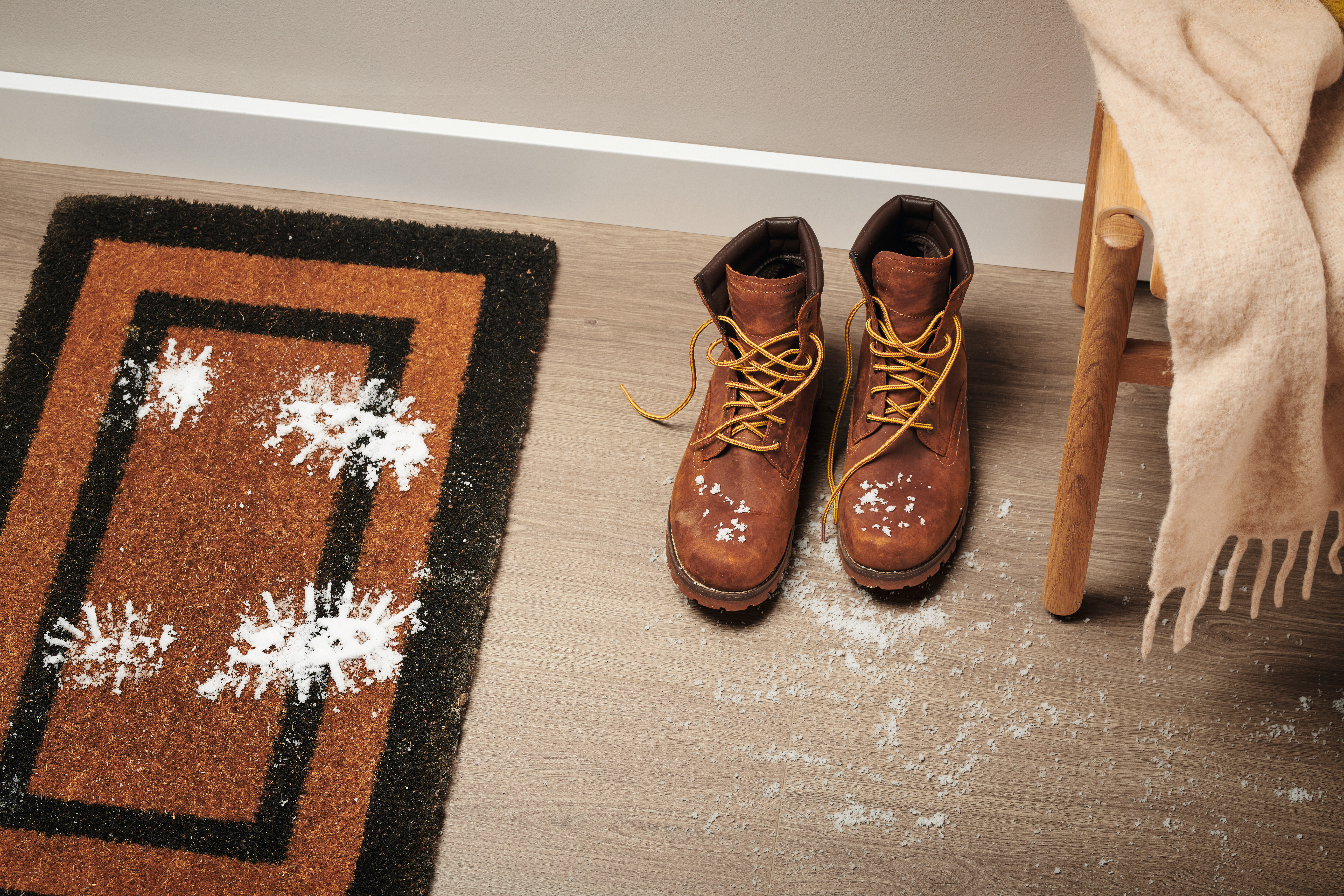 Shoes and snow on EGGER Laminate Flooring with Aqua CLIC it! - EL1011
