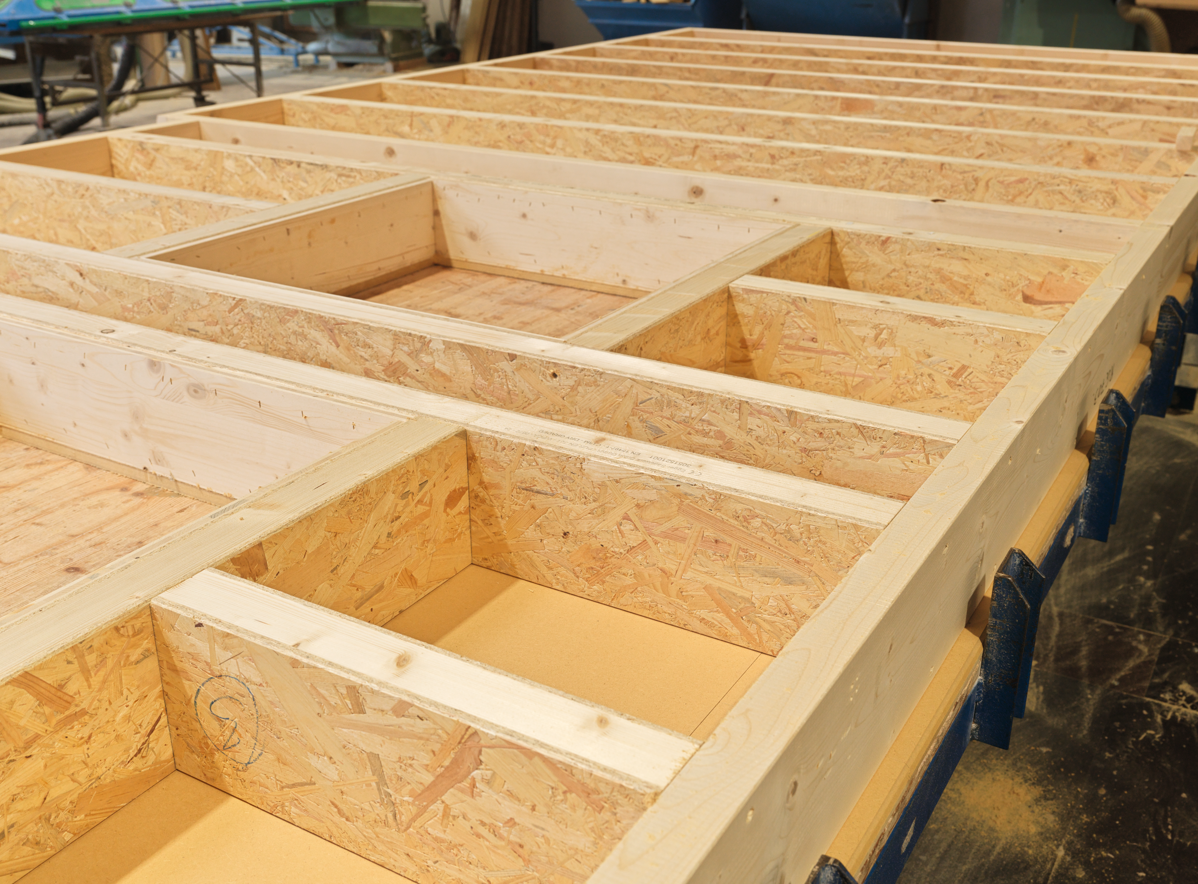 EcoBox-Holzelement während der Fertigung, Ansicht der offenen Gefache.