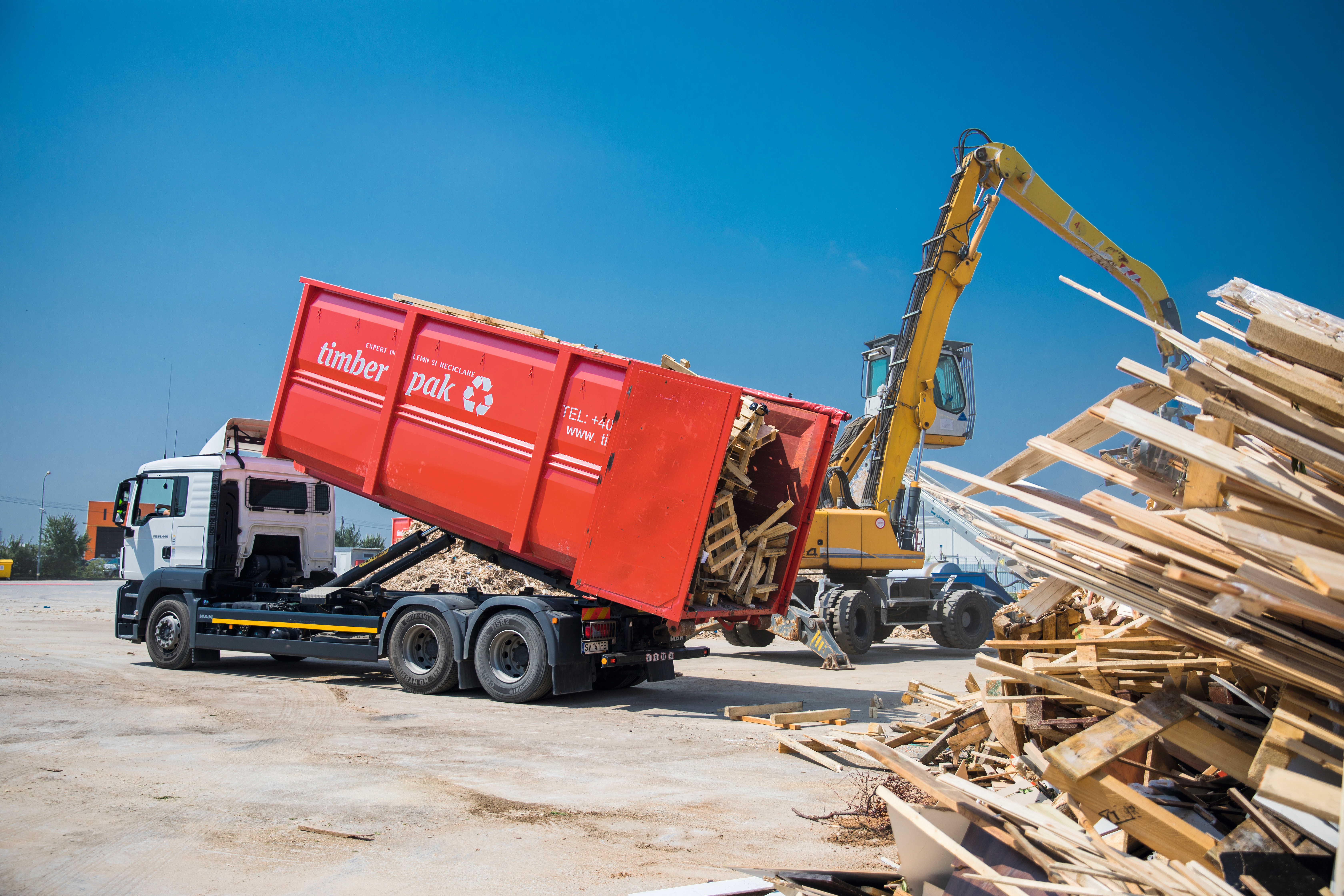 Camion transportant du bois de recyclage sur un site Timberpak en Roumanie