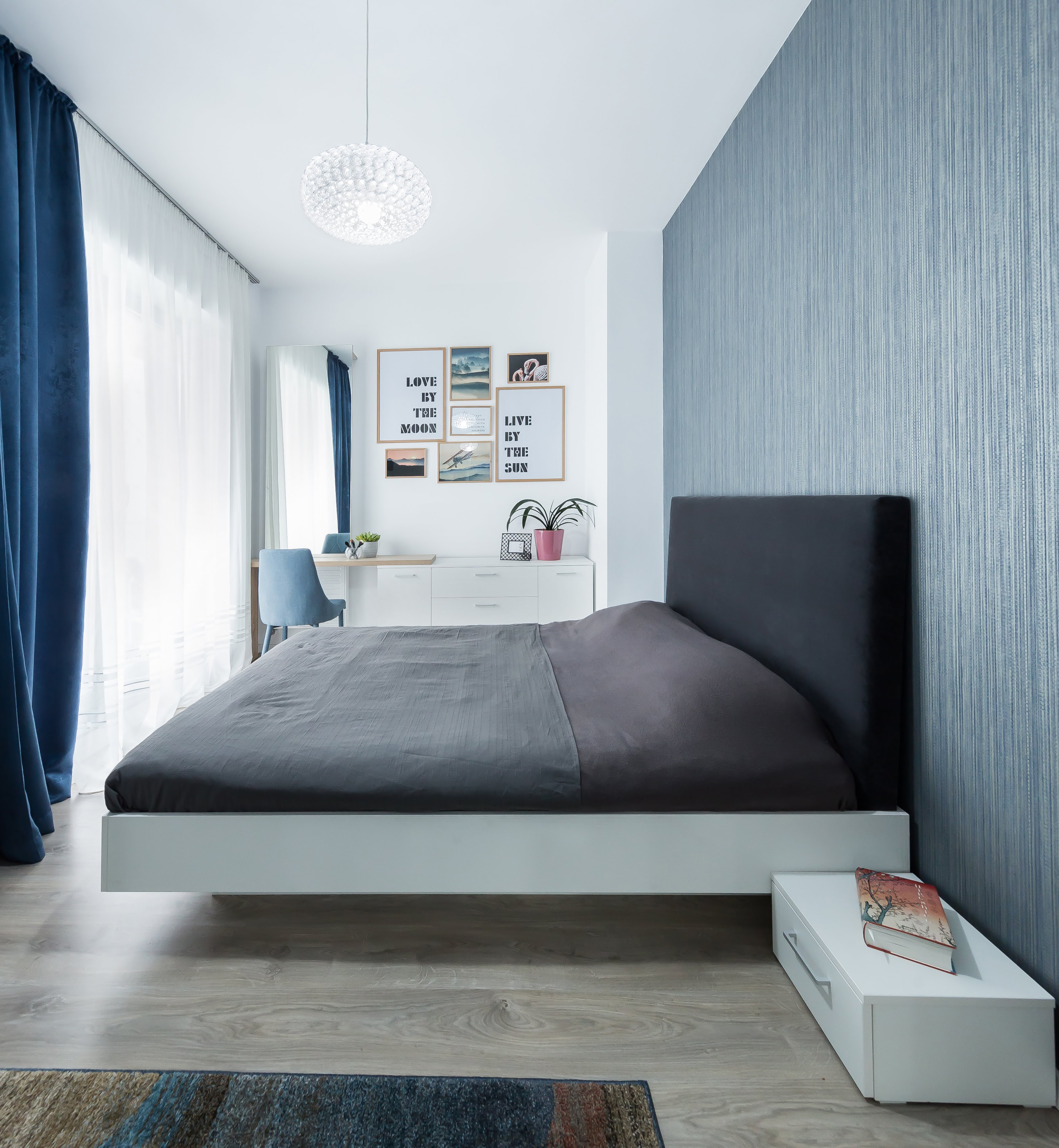 El sutil azul del dormitorio no solo resulta relajante, sino que también matiza la luz. La cama, aunque es grande, tiene estilo y es atemporal gracias al notable gris oscuro. El sutil azul del dormitorio no solo resulta relajante, sino que también matiza la luz. La cama, aunque es grande, tiene estilo y es atemporal gracias al notable gris oscuro.