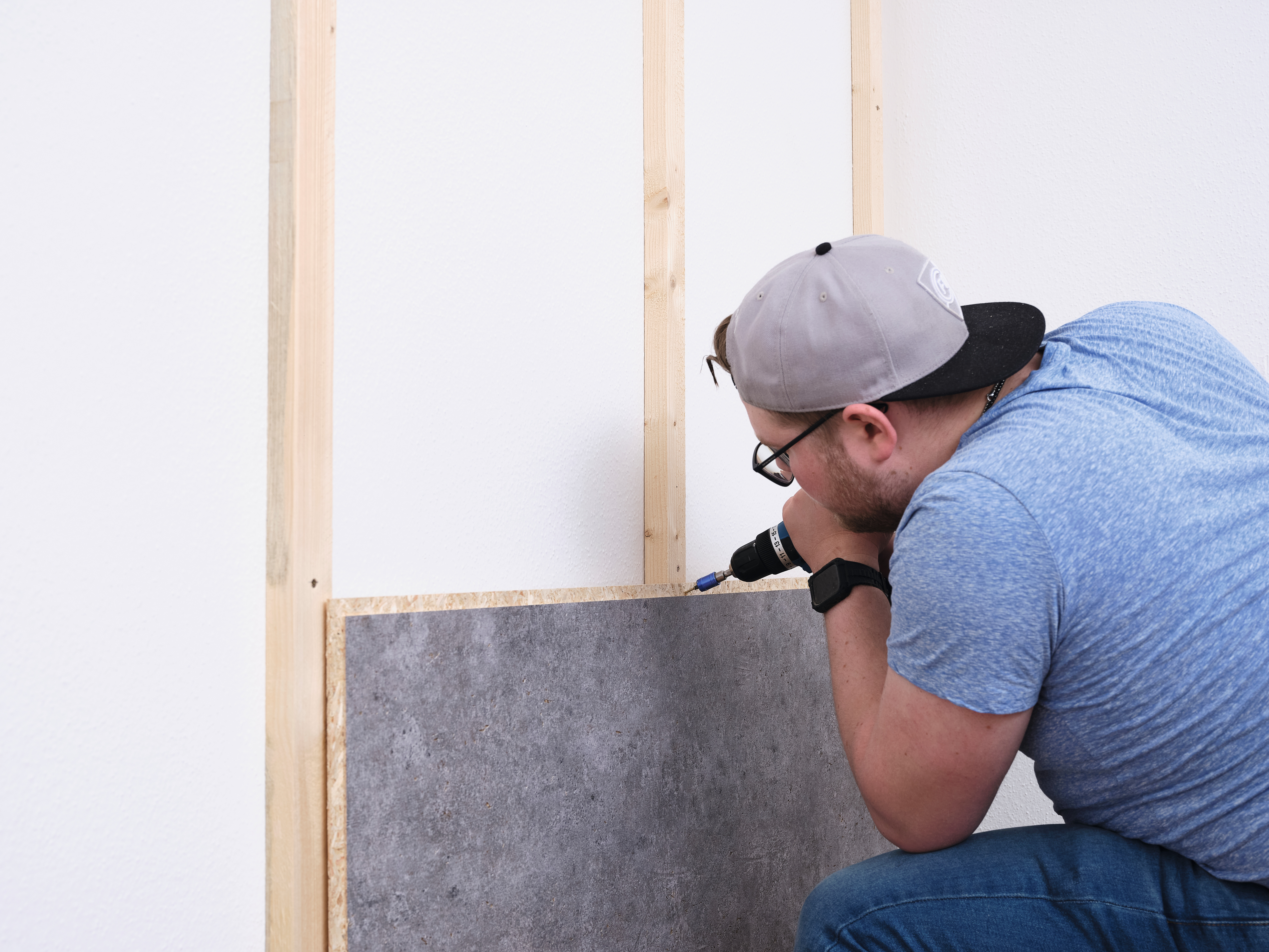 Easy installation of the DecoWall by screwing directly into the tongue