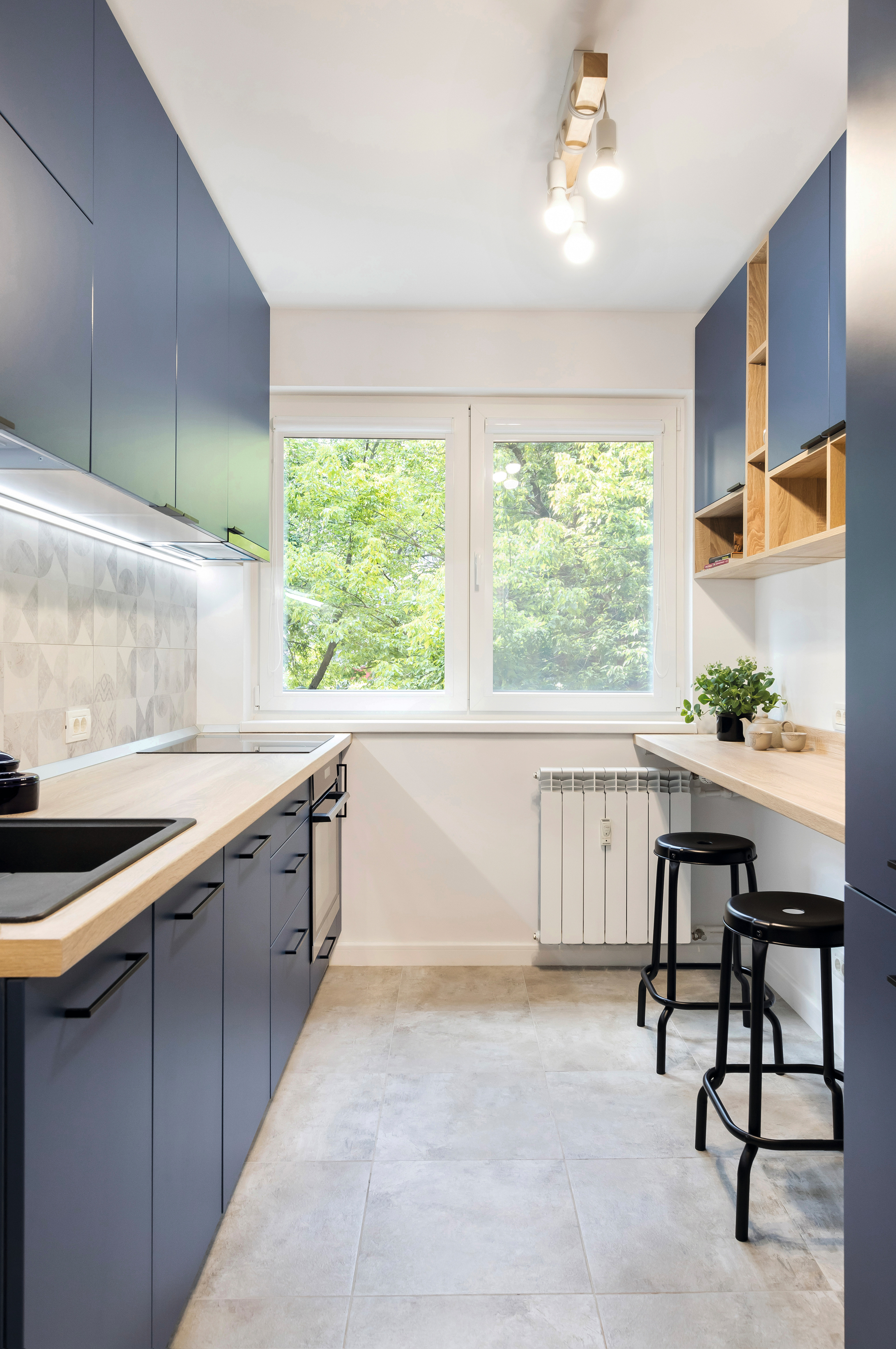 Il decoro H1145 ST10 Rovere Bardolino naturale in cucina crea l'effetto specchio. 