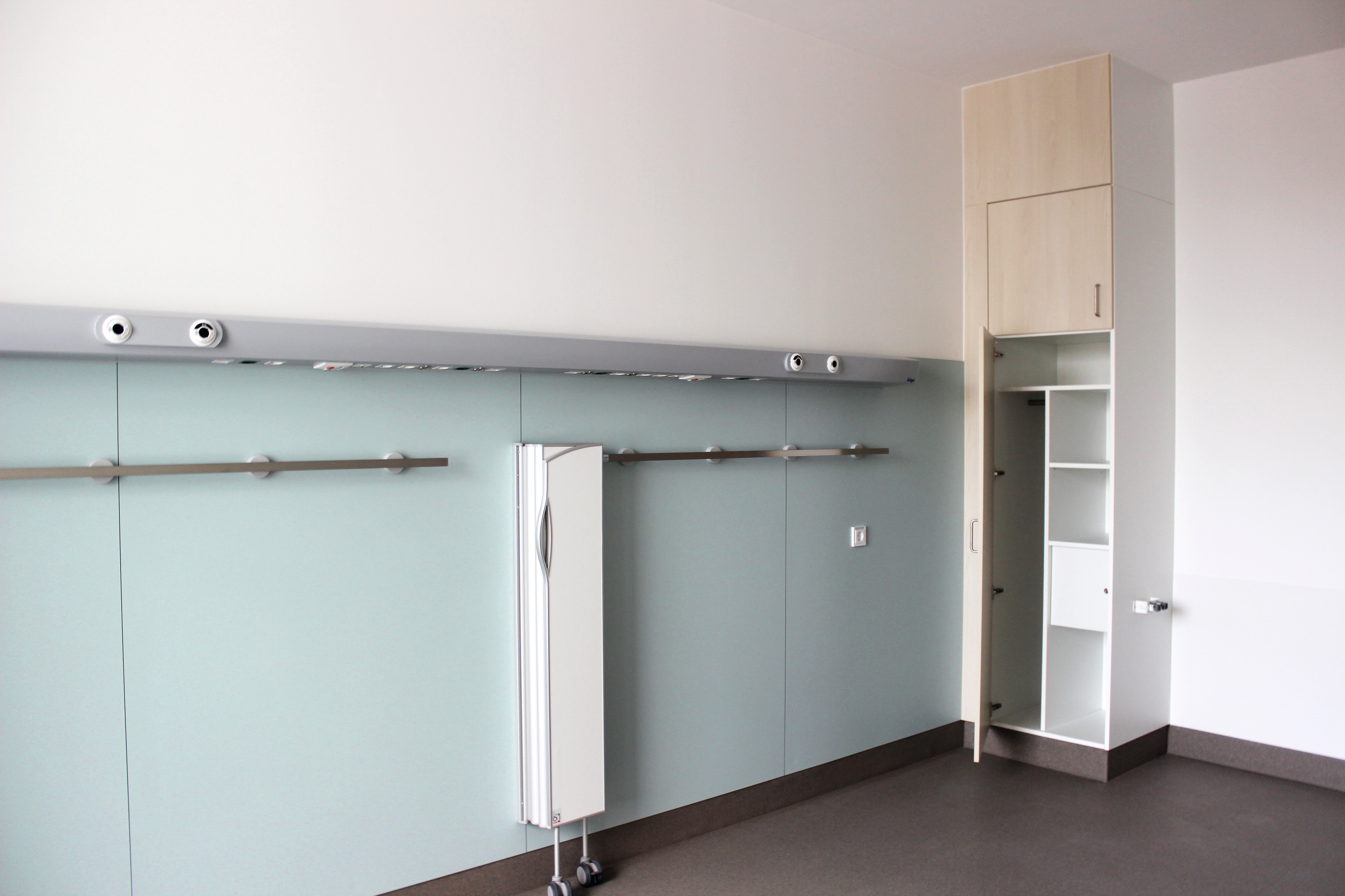 Cuerpos de los armarios de pacienteshechos de componentes para muebles con la moderna conexión Clic. © University Hospital Schleswig-Holstein