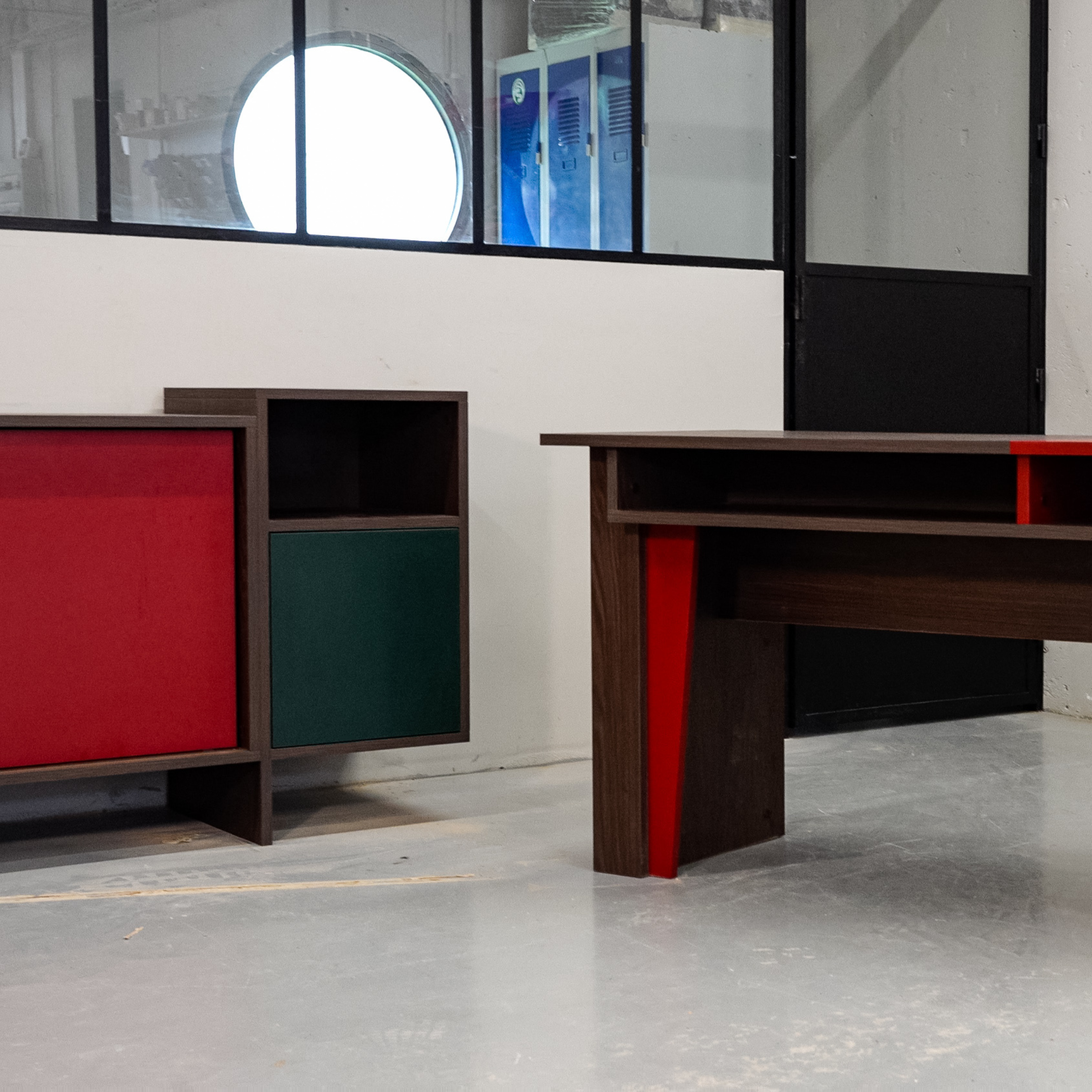 Bureau design LCP 301-Bureau, inspiré du modernisme, en bois brun et rouge Egger, par Manufacture