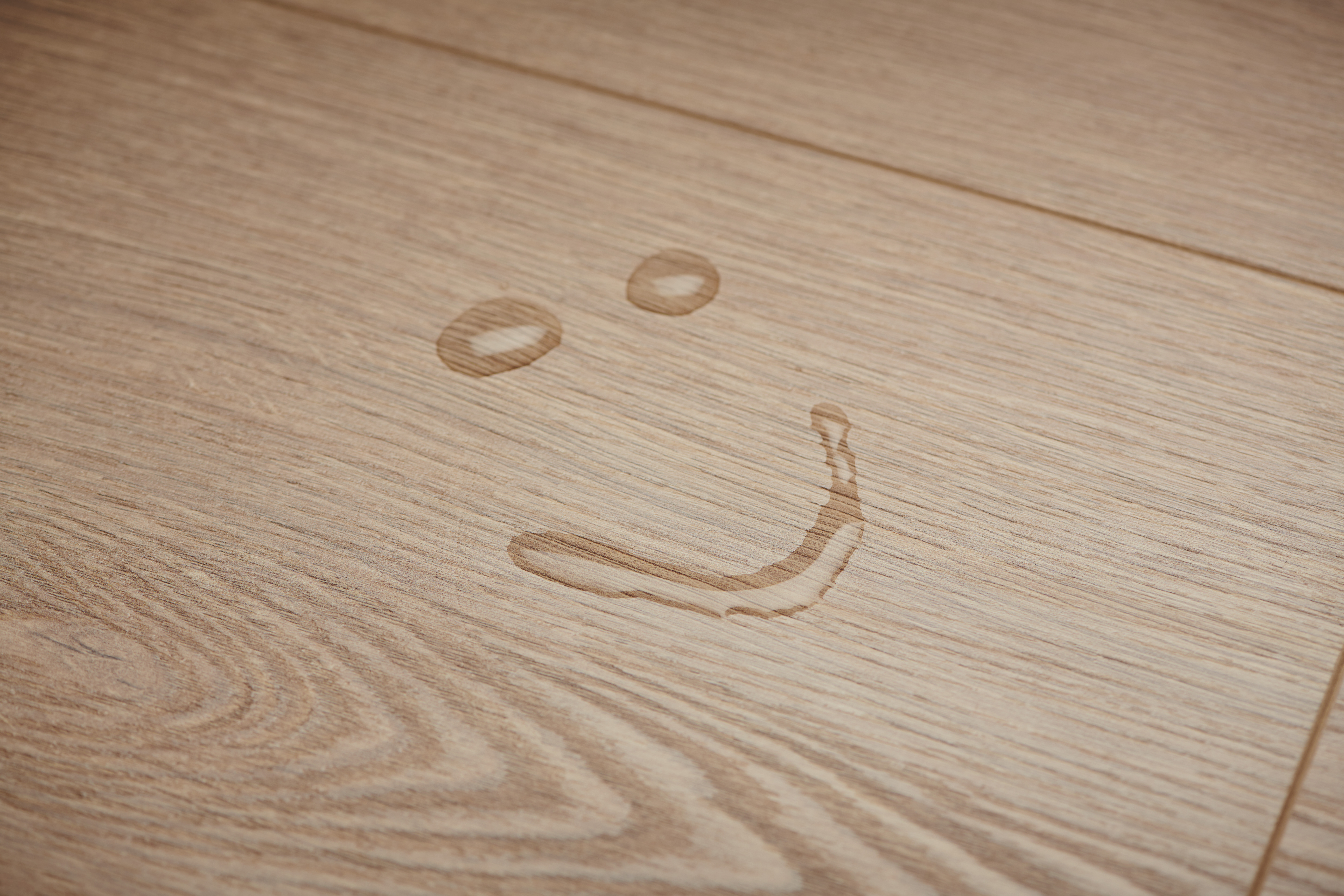 Visage/smiley ralisé avec de l'eau sur revêtement de sol stratifié EGGER Aqua Clic it! - EL1011