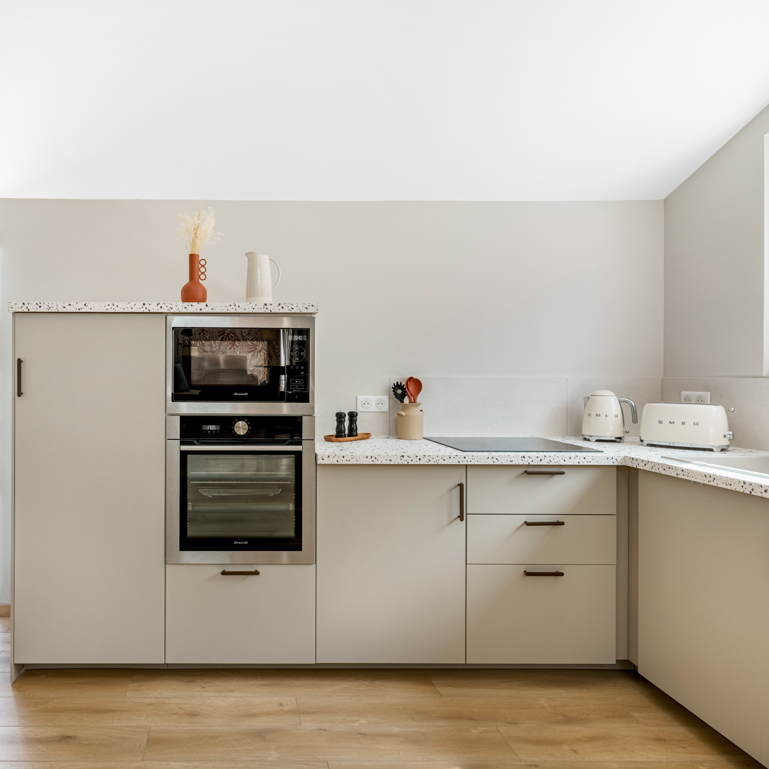 Détails du plan de travail en Terrazzo dans une cuisine rénovée, touche design et caractère affirmé