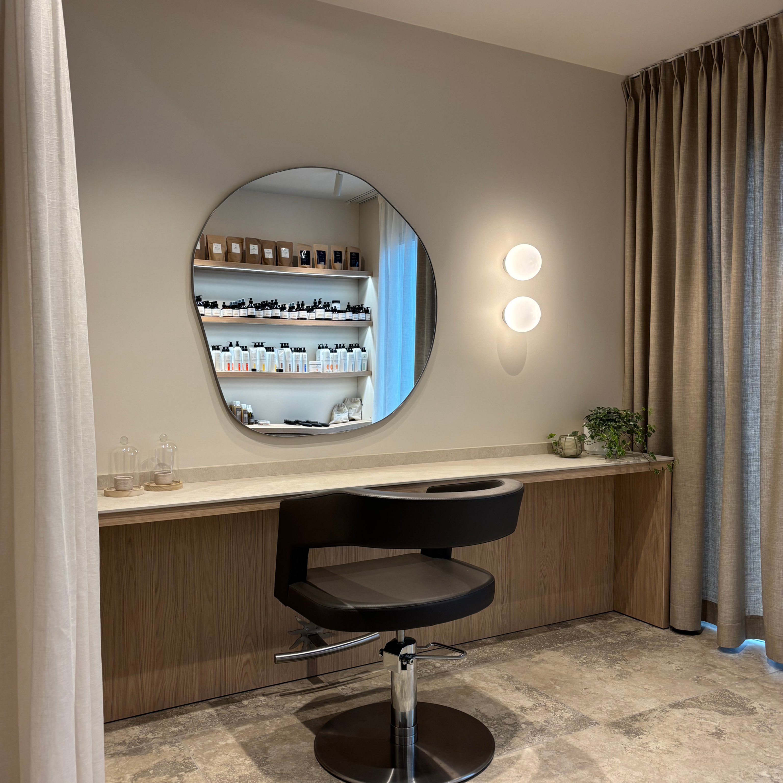 Aménagement d'un salon de coiffure en stratifié Chêne Casella naturel clair