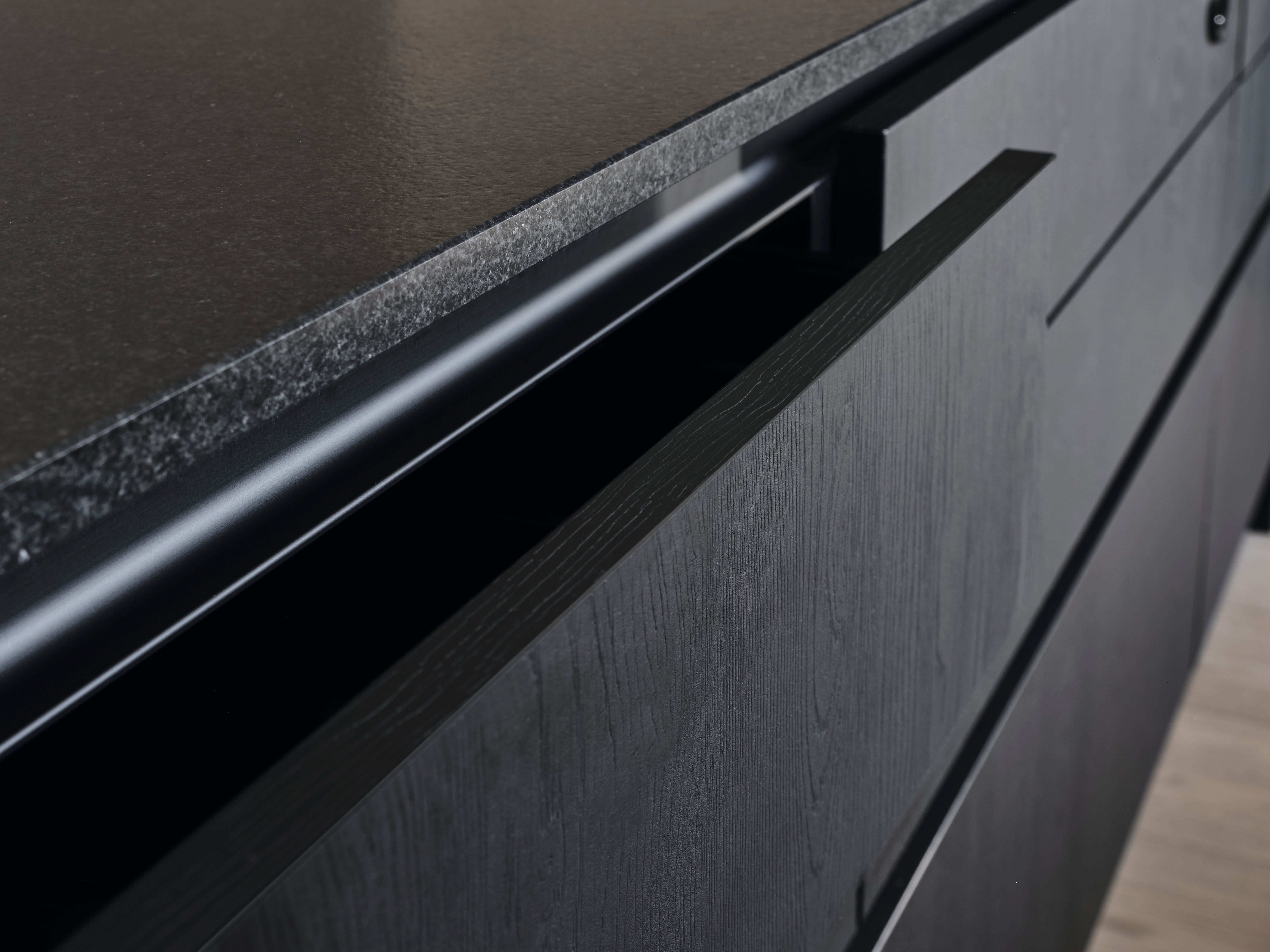 Posebni efekt dubine PerfectSense Feelwood U999 TM28 Black ovoj kuhinji daje eleganciju prirodnog izgleda.