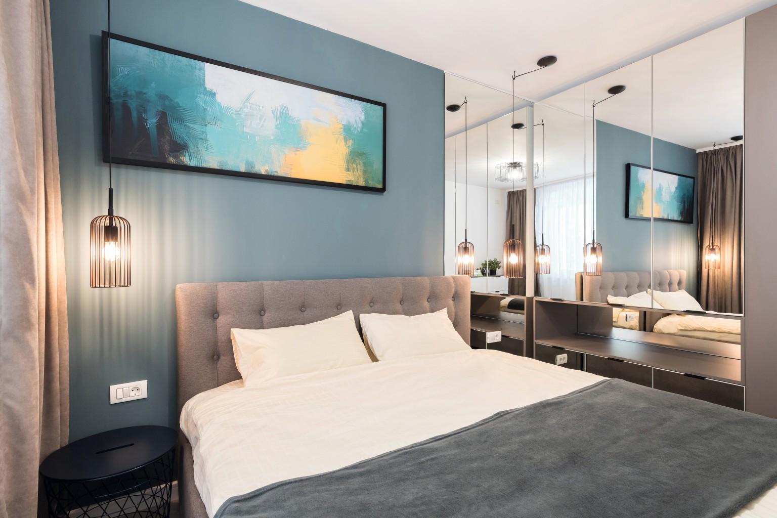 Das Schlafzimmer: ruhig und gemütlich. 