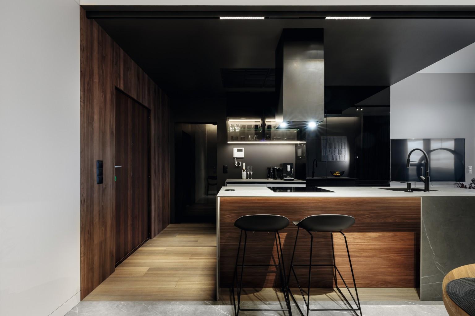 The kitchen island also features the woodgrain decor H1714 ST19 Lincoln Walnut.