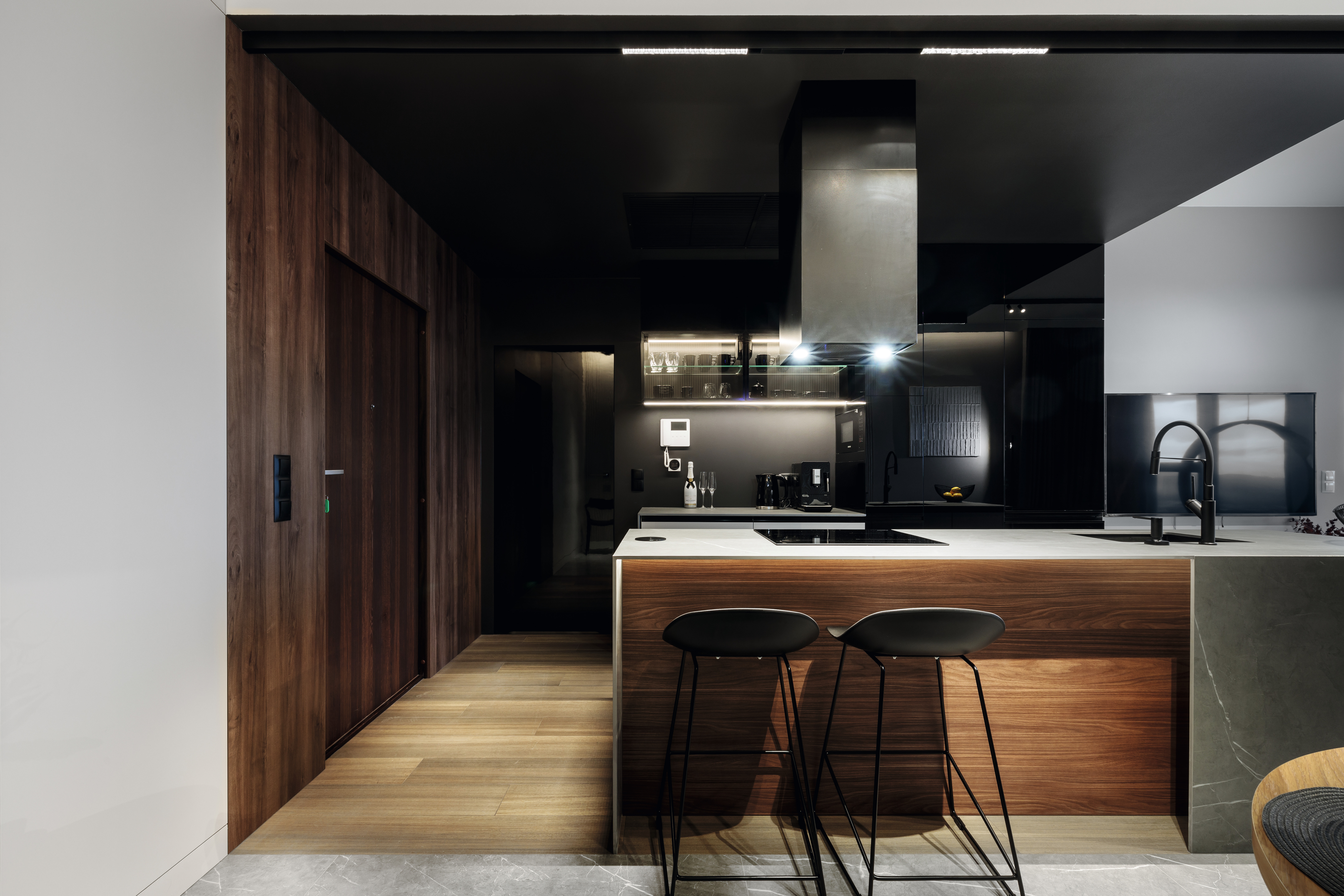 The kitchen island also features the woodgrain decor H1714 ST19 Lincoln Walnut.