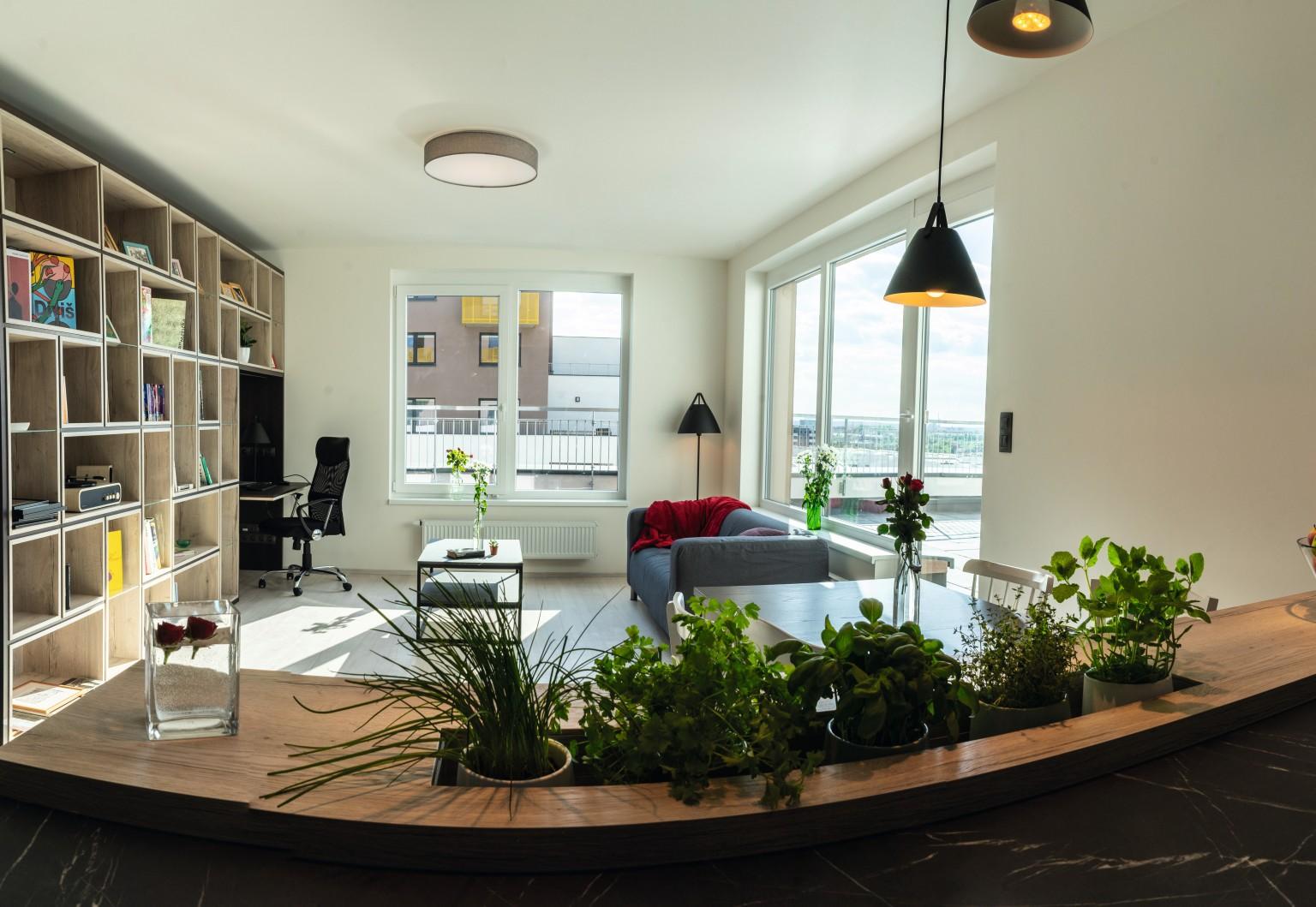 Die Kombination aus heller Halifax Eiche und dunklem Holz verbindet gezielt das Arbeitszimmer und die Bücherregale mit den Nischen im Wohnzimmer.